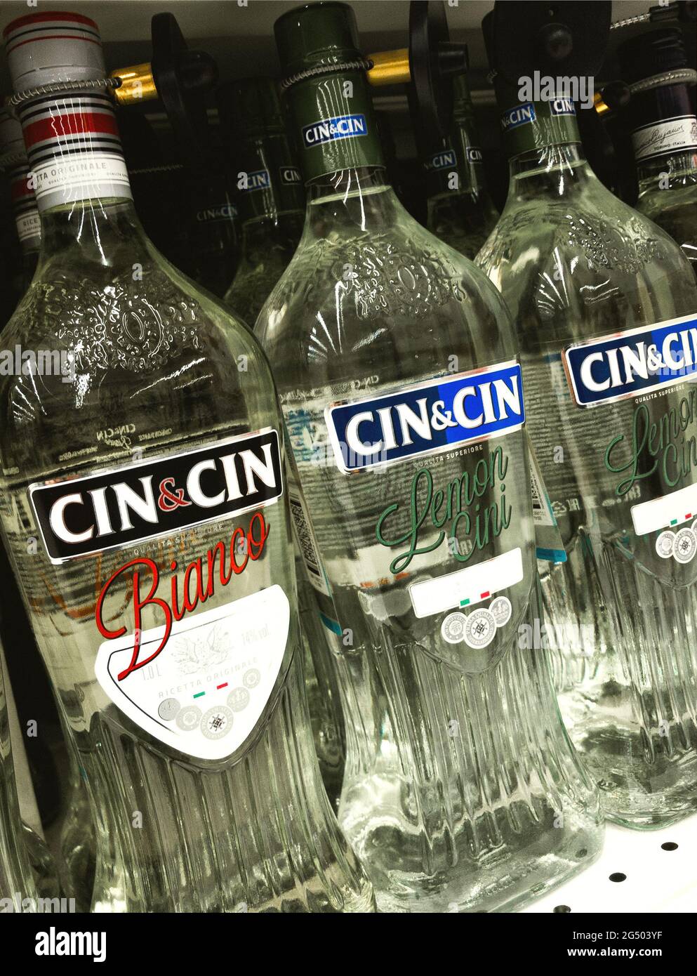 2019: Cinzano italian Alcohol Drinks est sur le rack du supermarché Banque D'Images