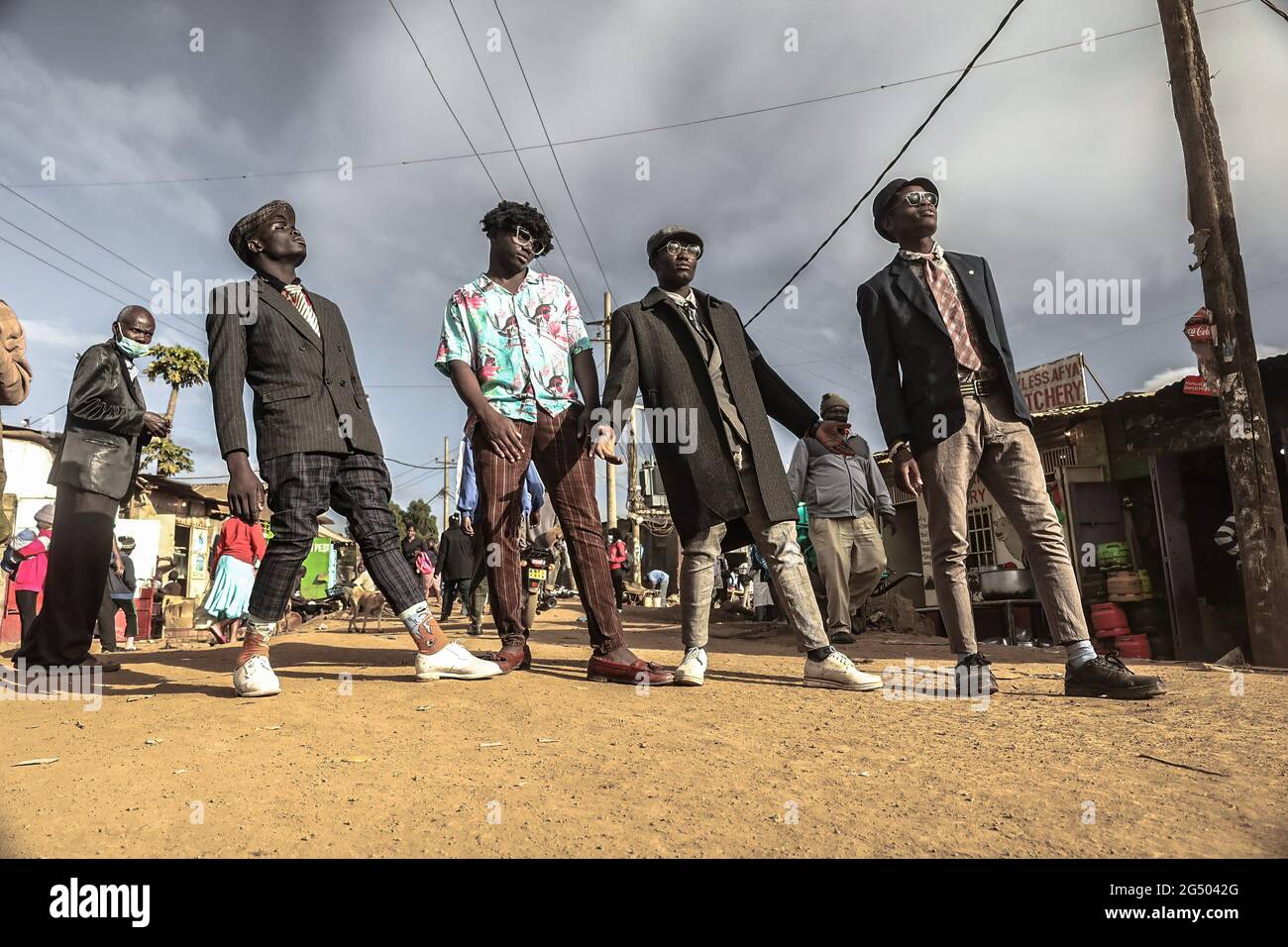 Un groupe de modeles de rue s assortira dans les rues des bidonvilles de Kibera vetus de leurs tenues vintage classiques. La mode moderne est en train de devenir une nouvelle tendance pratiquee