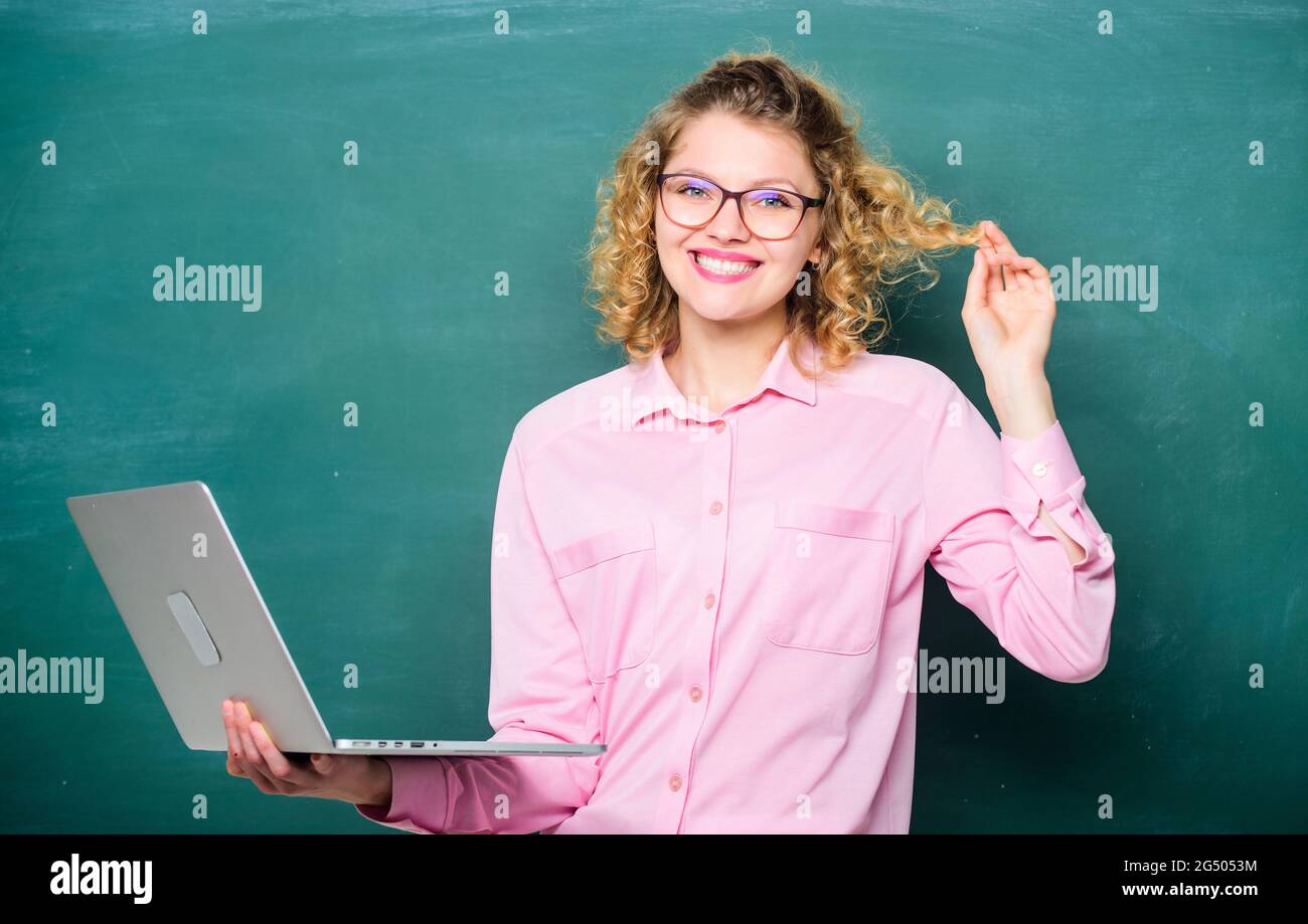 Formation à distance. Carnet pour enseignants de l'école. Une fille surfant sur Internet. École des technologies numériques. L'éducation moderne. Étudier les langages de programmation Banque D'Images