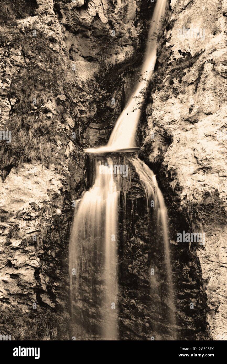 Style vintage de la cascade de Dalbina dans les montagnes d'Apuseni Banque D'Images