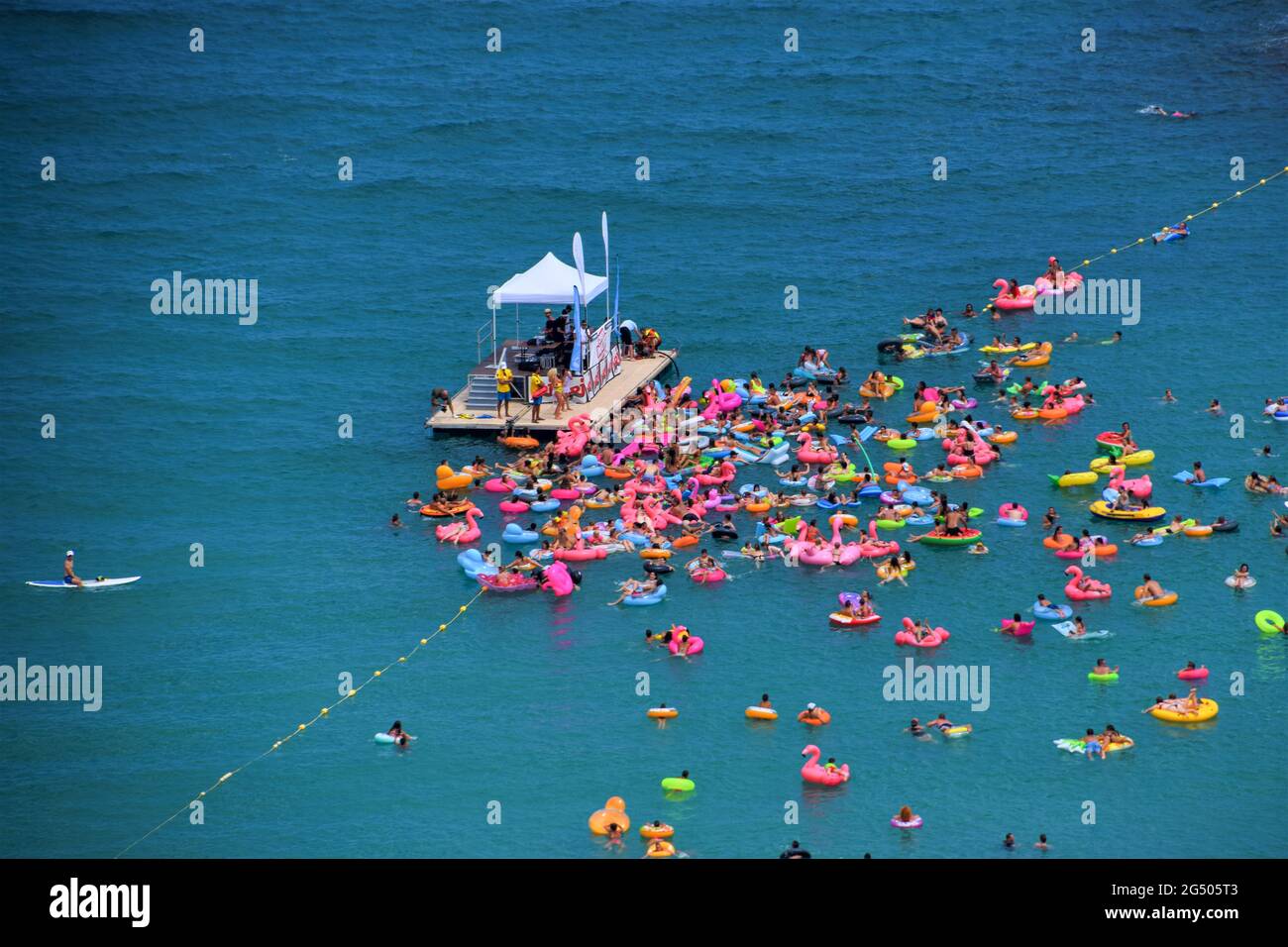 Fête d'été sur la plage avec un DJ flottant dans le sud de la France Banque D'Images