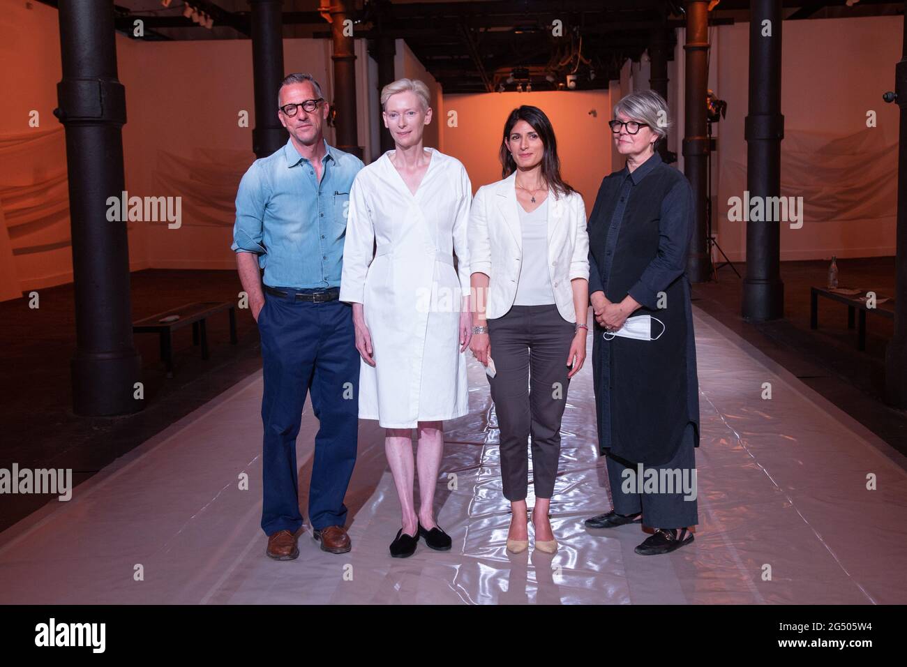 Rome, Italie. 24 juin 2021. (2R)Maire de Rome Virginia Raggi, actrice et interprète britannique (2L) Tilda Swinton, conservatrice et créatrice de performance (L) Olivier Saillard et conservatrice de 'Romaison' (R)Clara Tosi Pamphili (photo de Matteo Nardone/Pacific Press) Credit: Pacific Press Media production Corp./Alay Live News Banque D'Images