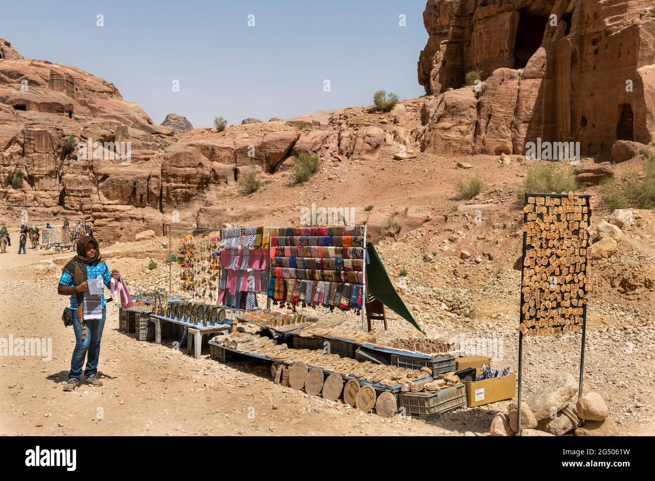 Un gardien de magasin local vendant des souvenirs dans son magasin en plein air à l'intérieur de Petra en Jordanie Banque D'Images