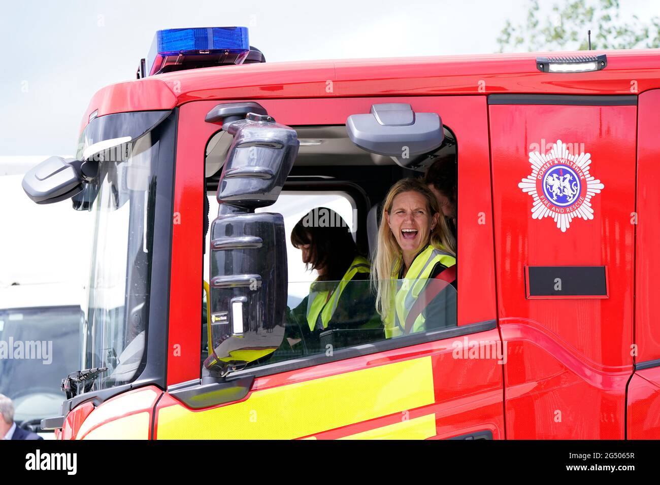 Kim Leadbeater, le candidat travailliste à l'élection partielle Batley et Spren, lors d'une visite à Angloco, qui fabrique des moteurs d'incendie et des véhicules de secours utilisés dans tout le pays et dans le monde, alors qu'il était en campagne avant l'élection partielle du 1er juillet. Date de la photo: Jeudi 24 juin 2021. Banque D'Images