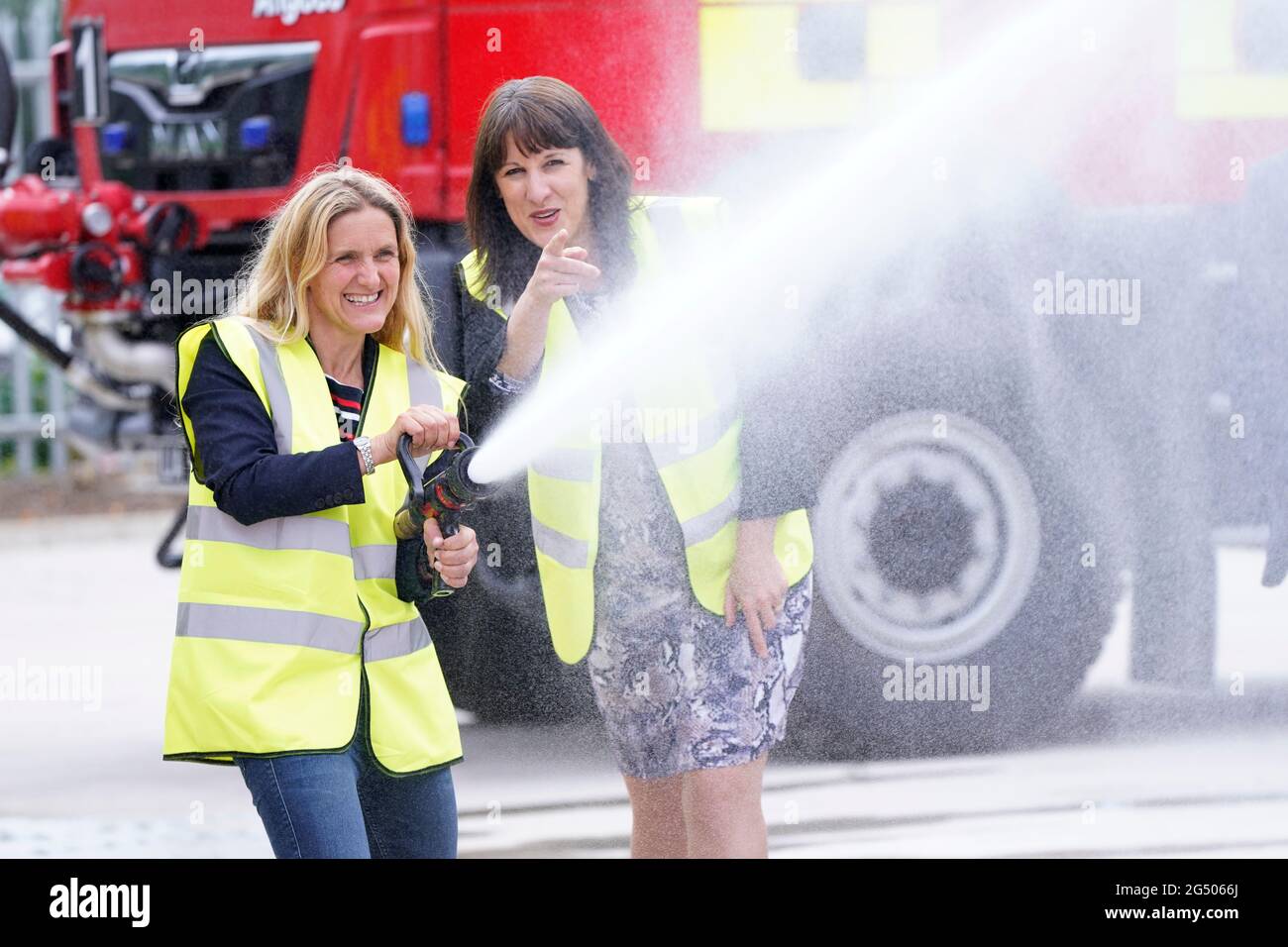 Rachel Reeves, la chancelière fantôme (à droite), avec le candidat travailliste à l'élection partielle Batley and spen, Kim Leadbeater, lors d'une visite à Angloco, qui fabrique des moteurs d'incendie et des véhicules de secours utilisés dans tout le pays et dans le monde, alors qu'il est sur la piste de campagne avant l'élection partielle du 1er juillet. Date de la photo: Jeudi 24 juin 2021. Banque D'Images