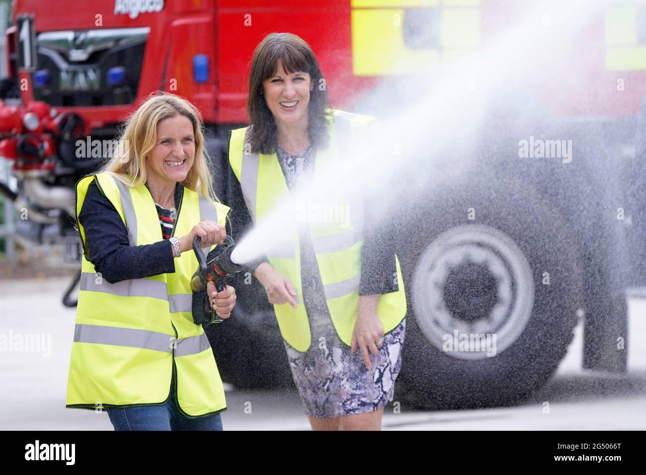 Rachel Reeves, la chancelière fantôme (à droite), avec le candidat travailliste à l'élection partielle Batley and spen, Kim Leadbeater, lors d'une visite à Angloco, qui fabrique des moteurs d'incendie et des véhicules de secours utilisés dans tout le pays et dans le monde, alors qu'il est sur la piste de campagne avant l'élection partielle du 1er juillet. Date de la photo: Jeudi 24 juin 2021. Banque D'Images
