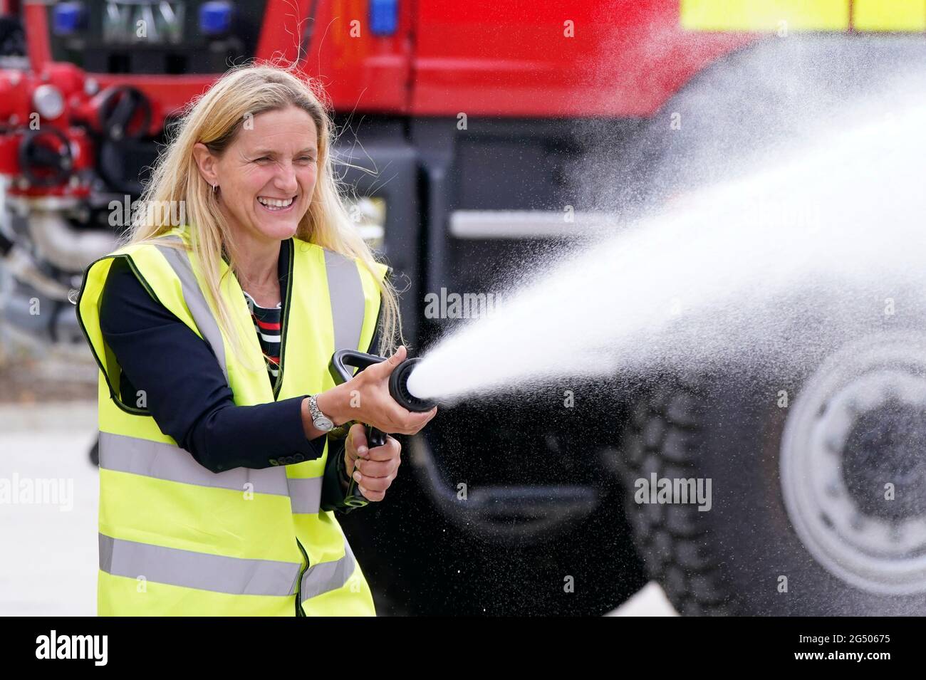 Kim Leadbeater, le candidat travailliste à l'élection partielle Batley et Spren, lors d'une visite à Angloco, qui fabrique des moteurs d'incendie et des véhicules de secours utilisés dans tout le pays et dans le monde, alors qu'il était en campagne avant l'élection partielle du 1er juillet. Date de la photo: Jeudi 24 juin 2021. Banque D'Images