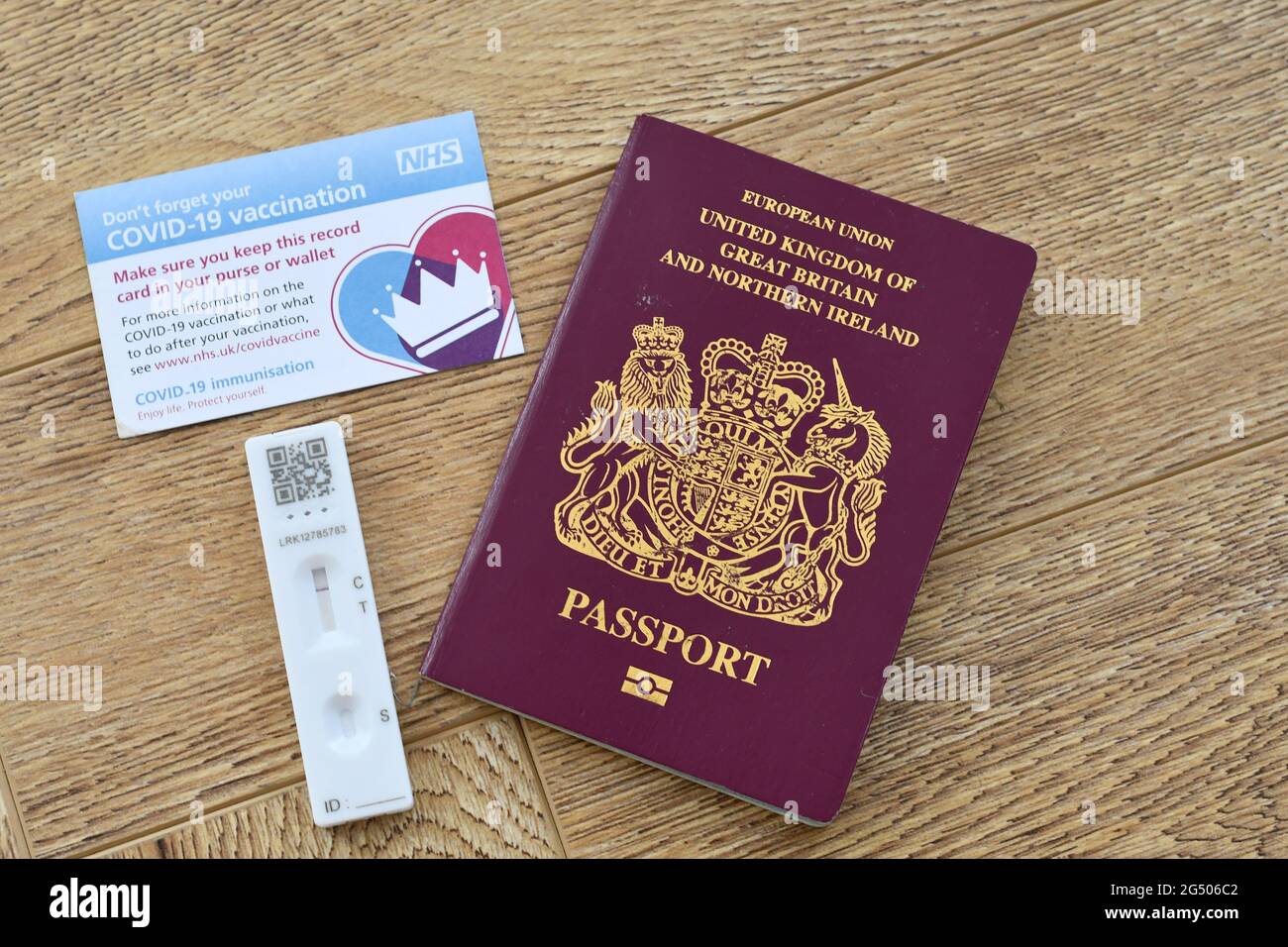 Test Covid 19, carte de vaccination et passeport, concept de passeport immunitaire COVID-19, passeport vaccinal UK, Royaume-Uni Banque D'Images Test Covid 19, carte de vaccination et passeport, concept de passeport immunitaire COVID-19, passeport vaccinal UK, Royaume-Uni Banque D'Images