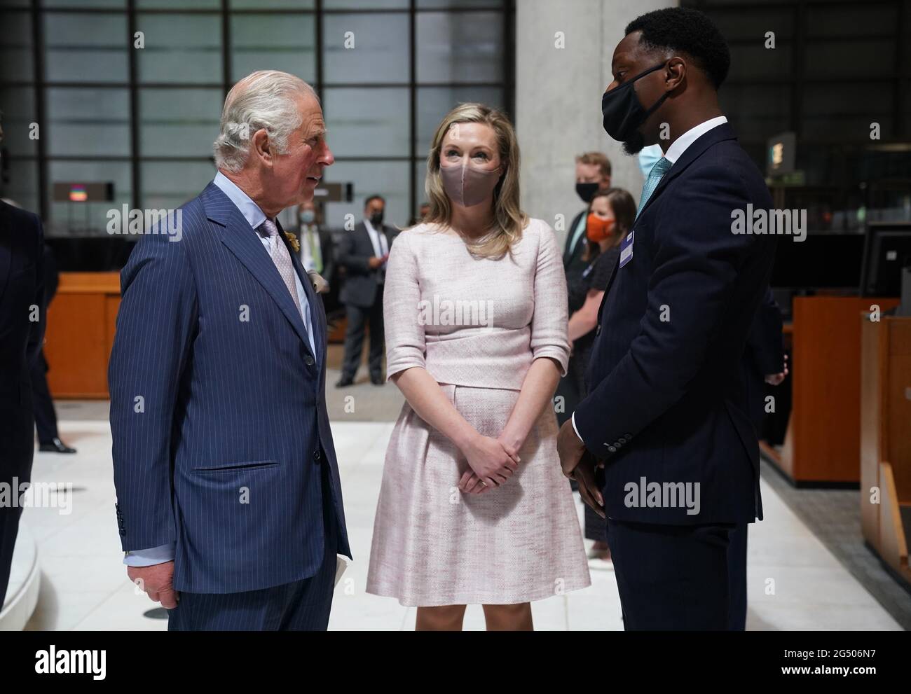 Le Prince de Galles lors d'une visite à Lloyd's, le premier marché mondial de l'assurance et de la réassurance, dans le centre de Londres, pour accueillir le premier groupe de travail sur l'assurance en personne dans le cadre de son initiative de marchés durables (SMI) et visiter la salle de souscription pour rencontrer les souscripteurs, Courtiers et membres du marché du Lloyd's. Date de la photo: Jeudi 24 juin 2021. Banque D'Images