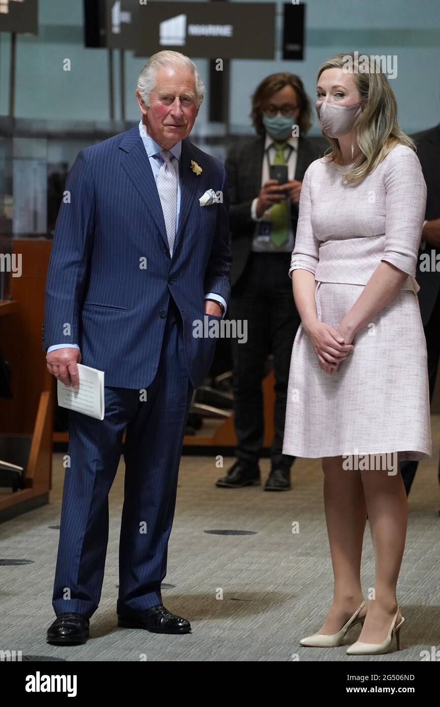 Le Prince de Galles lors d'une visite à Lloyd's, le premier marché mondial de l'assurance et de la réassurance, dans le centre de Londres, pour accueillir le premier groupe de travail sur l'assurance en personne dans le cadre de son initiative de marchés durables (SMI) et visiter la salle de souscription pour rencontrer les souscripteurs, Courtiers et membres du marché du Lloyd's. Date de la photo: Jeudi 24 juin 2021. Banque D'Images