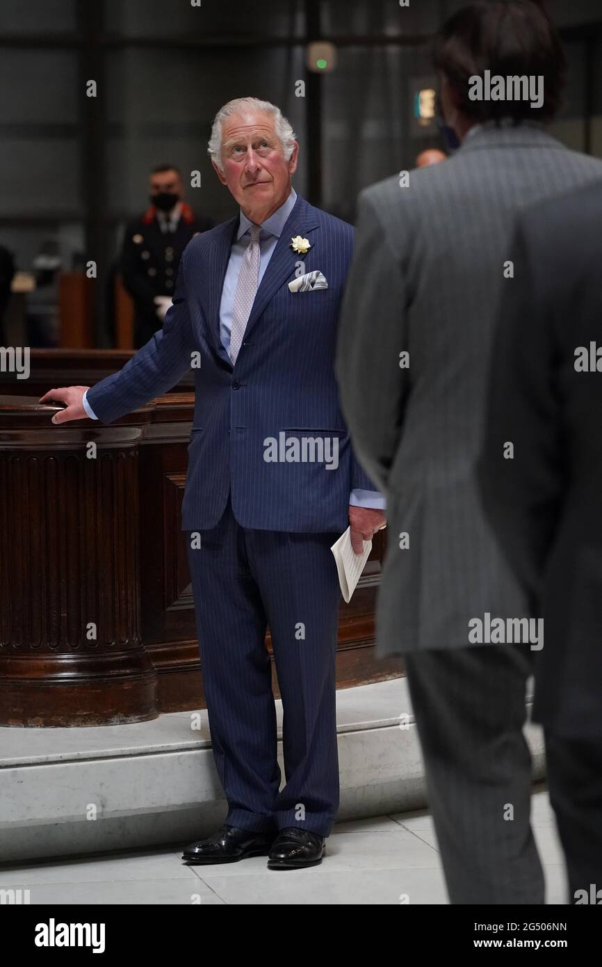 Le Prince de Galles lors d'une visite à Lloyd's, le premier marché mondial de l'assurance et de la réassurance, dans le centre de Londres, pour accueillir le premier groupe de travail sur l'assurance en personne dans le cadre de son initiative de marchés durables (SMI) et visiter la salle de souscription pour rencontrer les souscripteurs, Courtiers et membres du marché du Lloyd's. Date de la photo: Jeudi 24 juin 2021. Banque D'Images