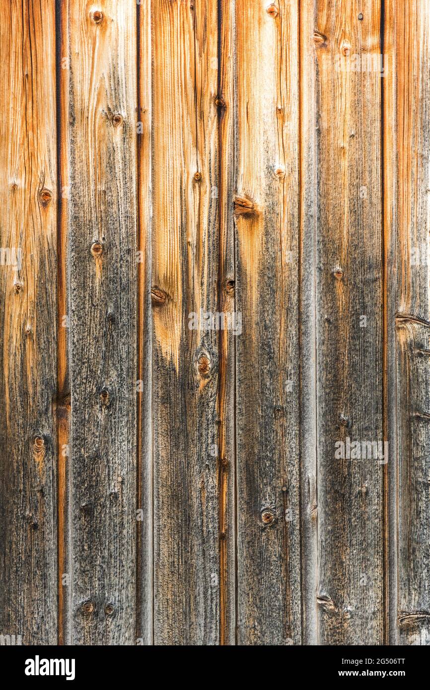 Gros plan sur un mur en bois brun et abîmé (arrière-plan vertical) Banque D'Images