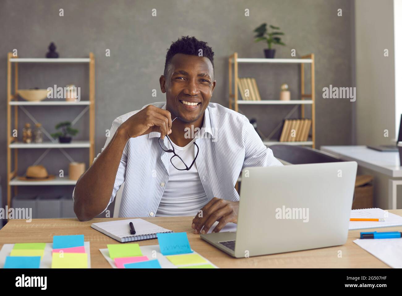 Portrait d'un jeune homme d'affaires afro-américain souriant sur ordinateur portable Banque D'Images