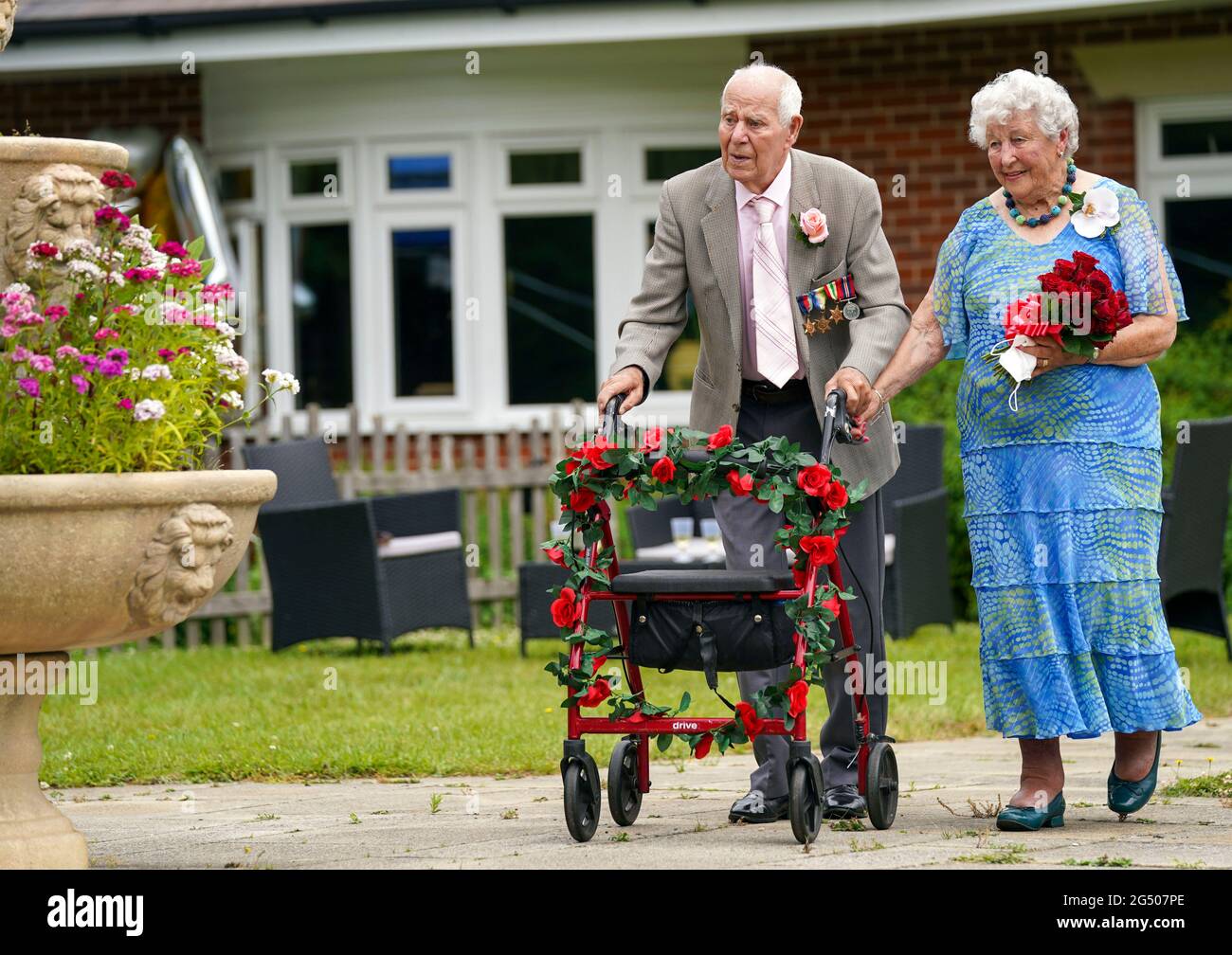 Fred Cobbett, 96 ans, et son épouse Monica, 92 ans, célèbrent leur 71e anniversaire de mariage par le renouvellement de leurs vœux à la maison de soins Fred, Kings Lodge, à West Byfleet, Surrey. Date de la photo: Jeudi 24 juin 2021. Banque D'Images