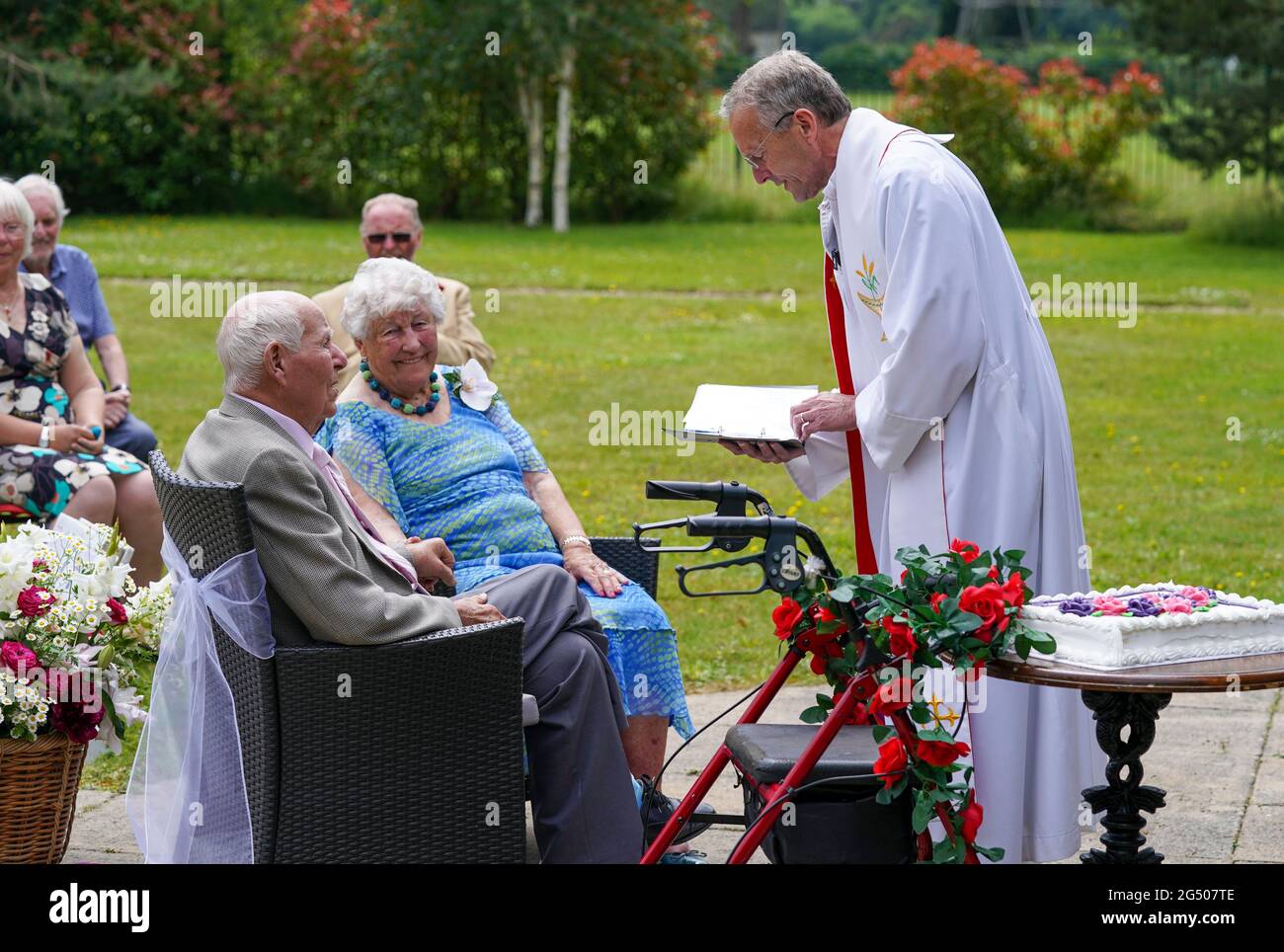 Fred Cobbett, 96 ans, et son épouse Monica, 92 ans, célèbrent leur 71e anniversaire de mariage par le renouvellement de leurs vœux à la maison de soins Fred, Kings Lodge, à West Byfleet, Surrey. Date de la photo: Jeudi 24 juin 2021. Banque D'Images