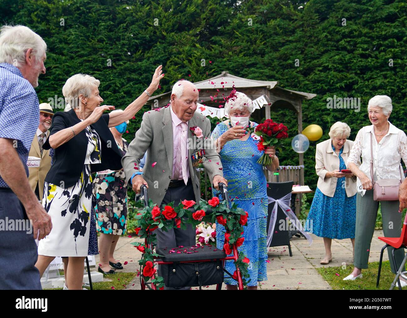 Fred Cobbett, 96 ans, et son épouse Monica, 92 ans, célèbrent leur 71e anniversaire de mariage par le renouvellement de leurs vœux à la maison de soins Fred, Kings Lodge, à West Byfleet, Surrey. Date de la photo: Jeudi 24 juin 2021. Banque D'Images