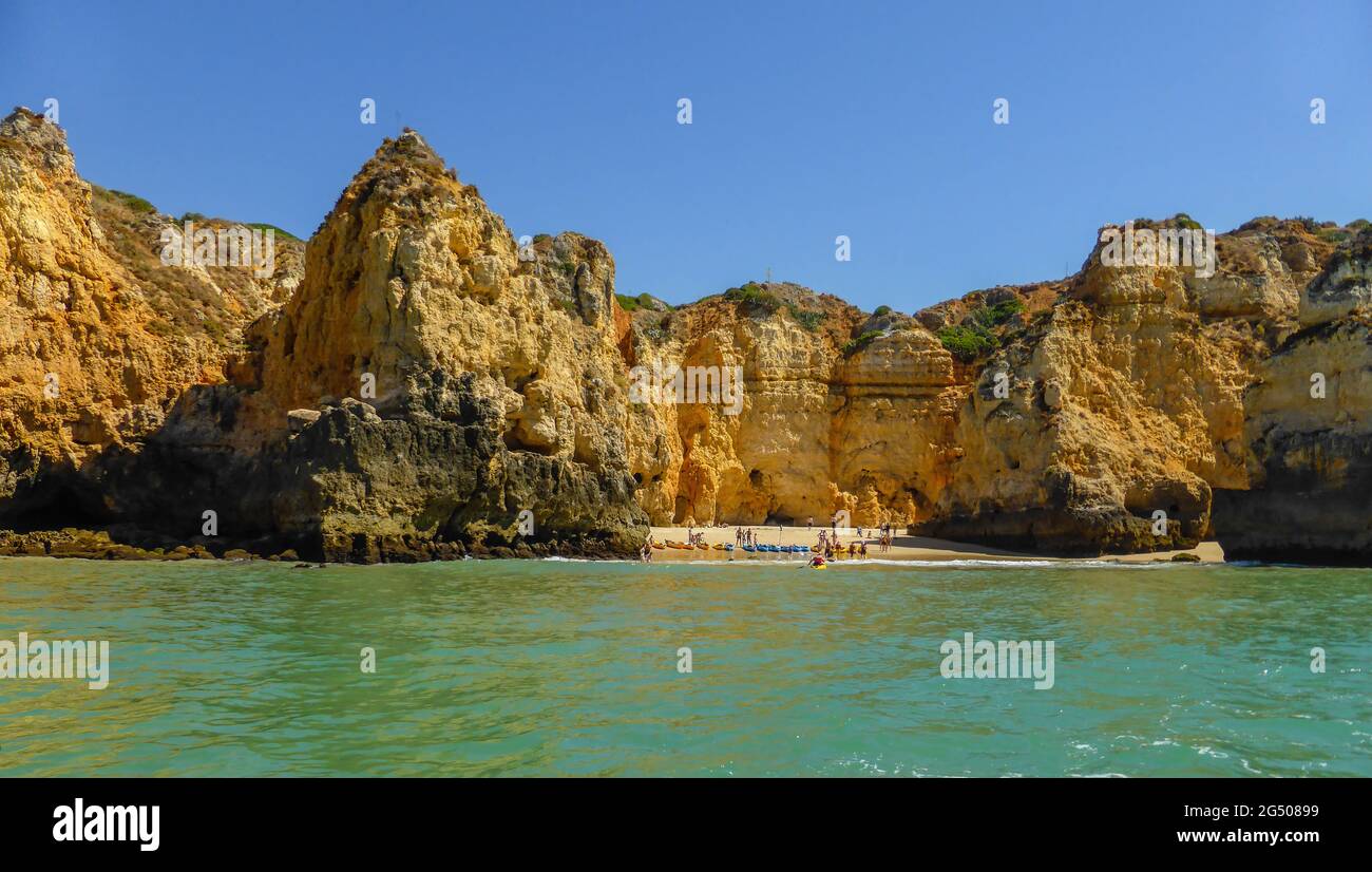 Desde Lagos a Ponta da Piedade Algarve, las rocas talladas por el viento las calas, cuevas y túneles lo commode en un lugar incremíblemente hermoso Banque D'Images