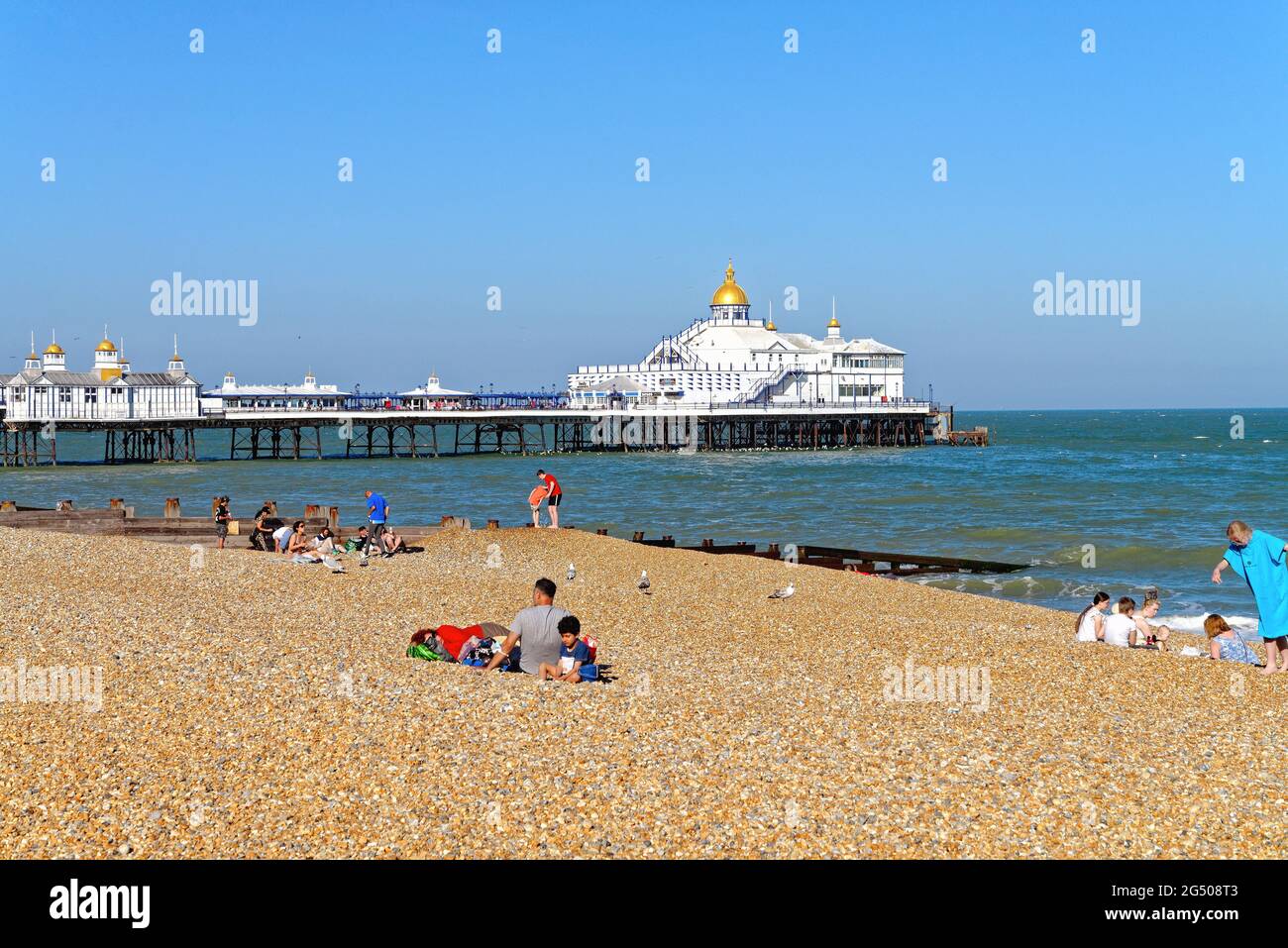 Eastbourne bord de mer jetée et plage lors d'une soirée ensoleillée d'été, East Sussex Angleterre Royaume-Uni Banque D'Images