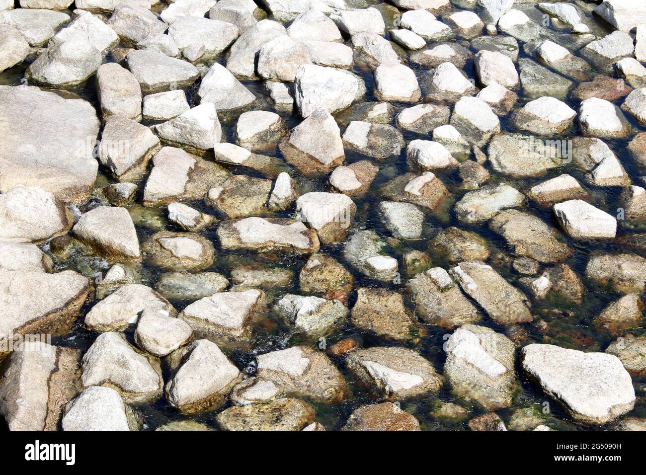Cailloux submergés dans l'eau - vue aérienne des pierres dans l'eau claire et vierge Banque D'Images