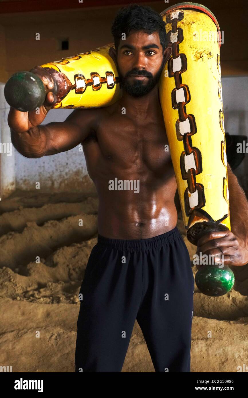 VARANASI - INDE, lutteurs de pehlwan non identifiés dans un kushti akhara à Varanasi, Inde. Le Kushti est une forme traditionnelle de lutte en Inde. Banque D'Images