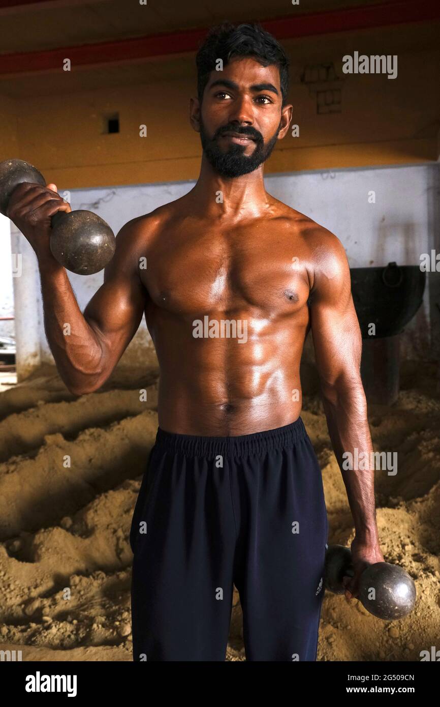 VARANASI - INDE, lutteurs de pehlwan non identifiés dans un kushti akhara à Varanasi, Inde. Le Kushti est une forme traditionnelle de lutte en Inde. Banque D'Images