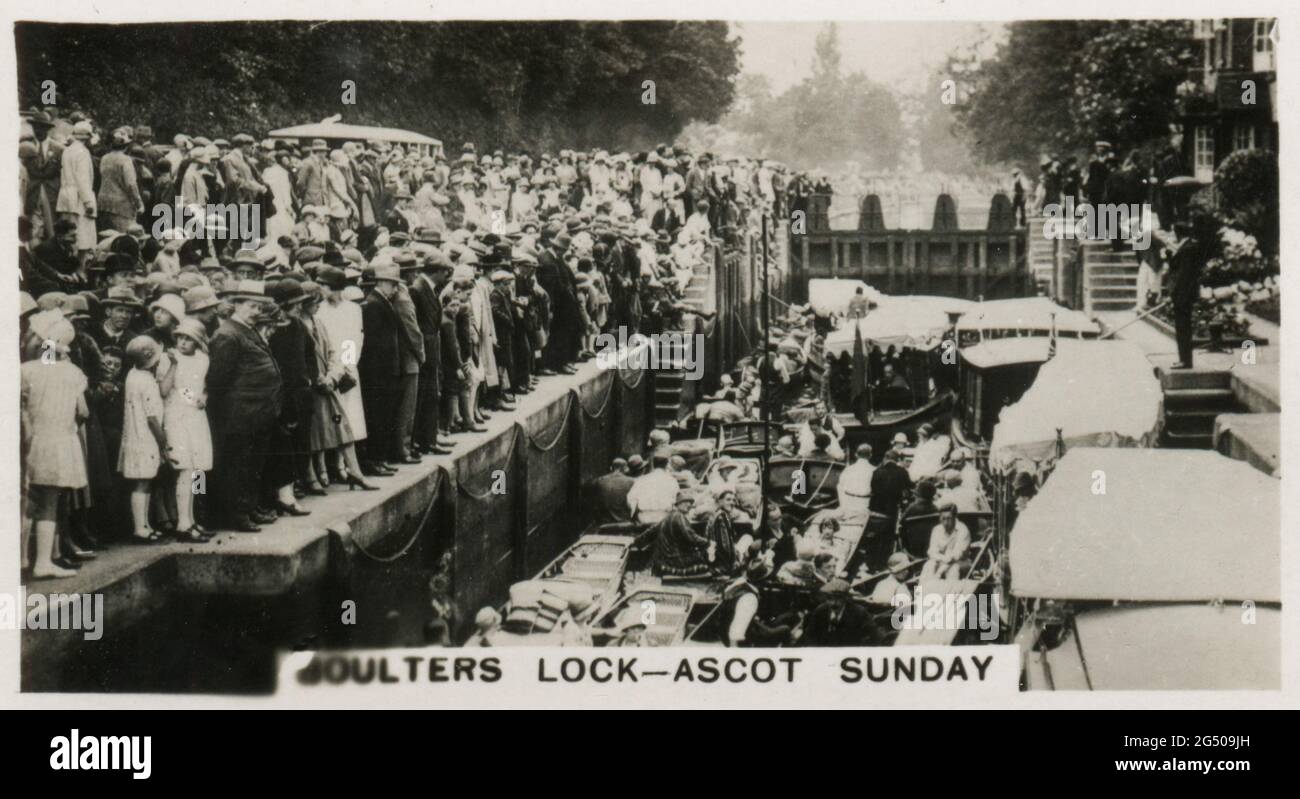 « Homeland Events », W.D. ET H.O. Carte à cigarettes Wills intitulée « Ascot Sunday at Boulter's Lock ». « après les sensations fortes de la course d'Ascot, la SMART Society s'enferme dans la rivière à l'écluse de Boulter, près de Maidenhead. Ici, nous avons un défilé de mode brillant au milieu du magnifique paysage de la Tamise côté. La photo montre une vue des bateaux passant par l'écluse de Boulter". Publié en 1932. Banque D'Images