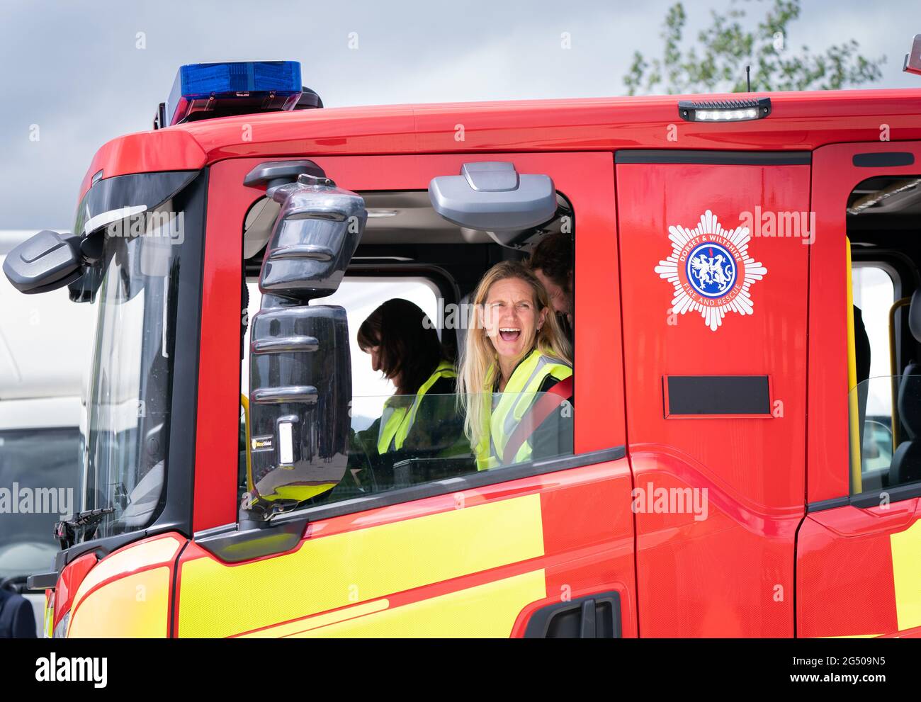 Kim Leadbeater, le candidat travailliste à l'élection partielle Batley et Spren, lors d'une visite à Angloco, qui fabrique des moteurs d'incendie et des véhicules de secours utilisés dans tout le pays et dans le monde, alors qu'il était en campagne avant l'élection partielle du 1er juillet. Banque D'Images