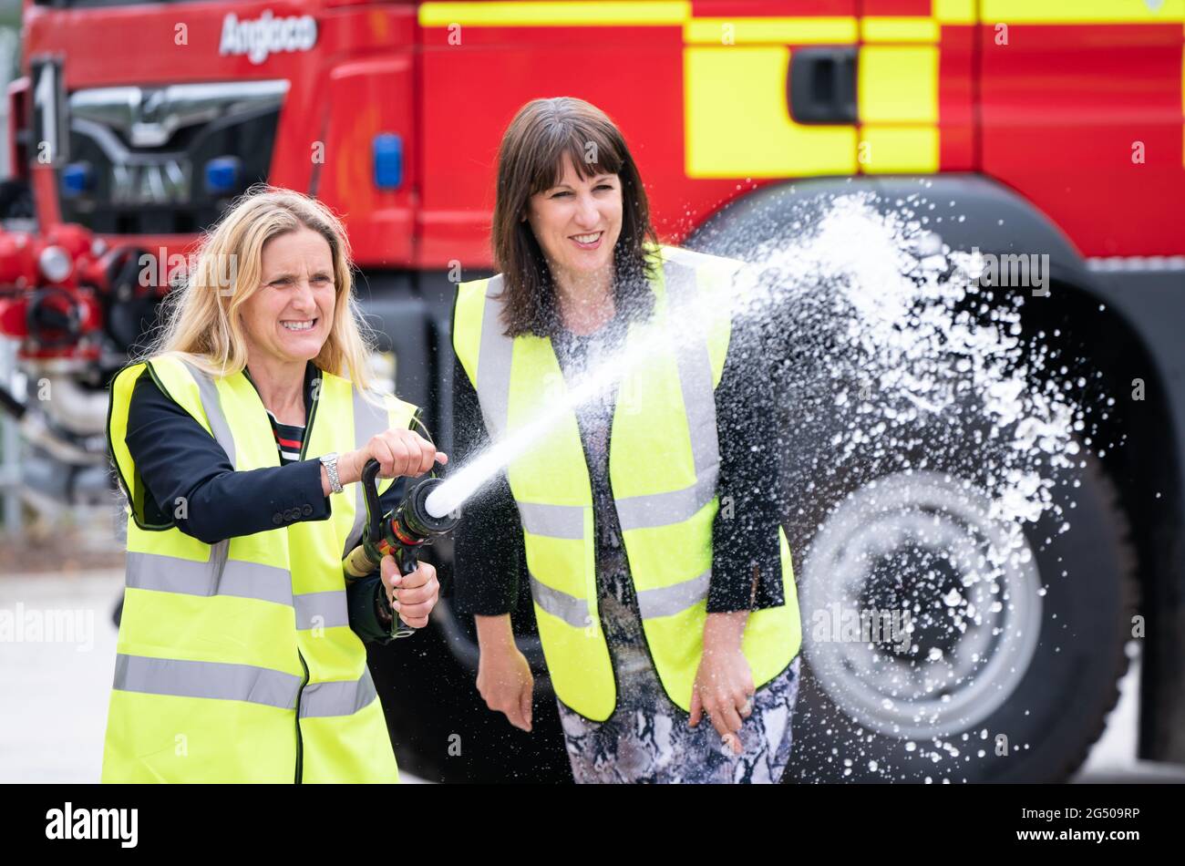Rachel Reeves, la chancelière fantôme (à droite), regarde comme le candidat travailliste à la Batley et à l'élection partielle de spen, Kim Leadbeater, utilise un tuyau d'incendie, lors d'une visite à Angloco, Qui fabrique des moteurs d'incendie et des véhicules de secours utilisés dans tout le pays et dans le monde, alors que sur la piste de campagne avant l'élection partielle du 1er juillet. Date de la photo: Jeudi 24 juin 2021. Banque D'Images
