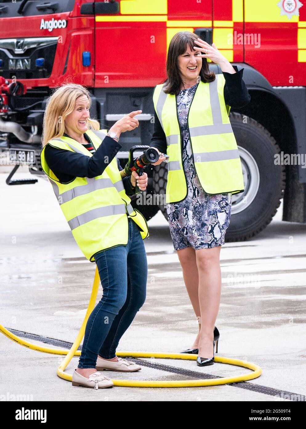 Rachel Reeves, la chancelière fantôme (à droite), regarde comme le candidat travailliste à la Batley et à l'élection partielle de spen, Kim Leadbeater, utilise un tuyau d'incendie, lors d'une visite à Angloco, Qui fabrique des moteurs d'incendie et des véhicules de secours utilisés dans tout le pays et dans le monde, alors que sur la piste de campagne avant l'élection partielle du 1er juillet. Date de la photo: Jeudi 24 juin 2021. Banque D'Images