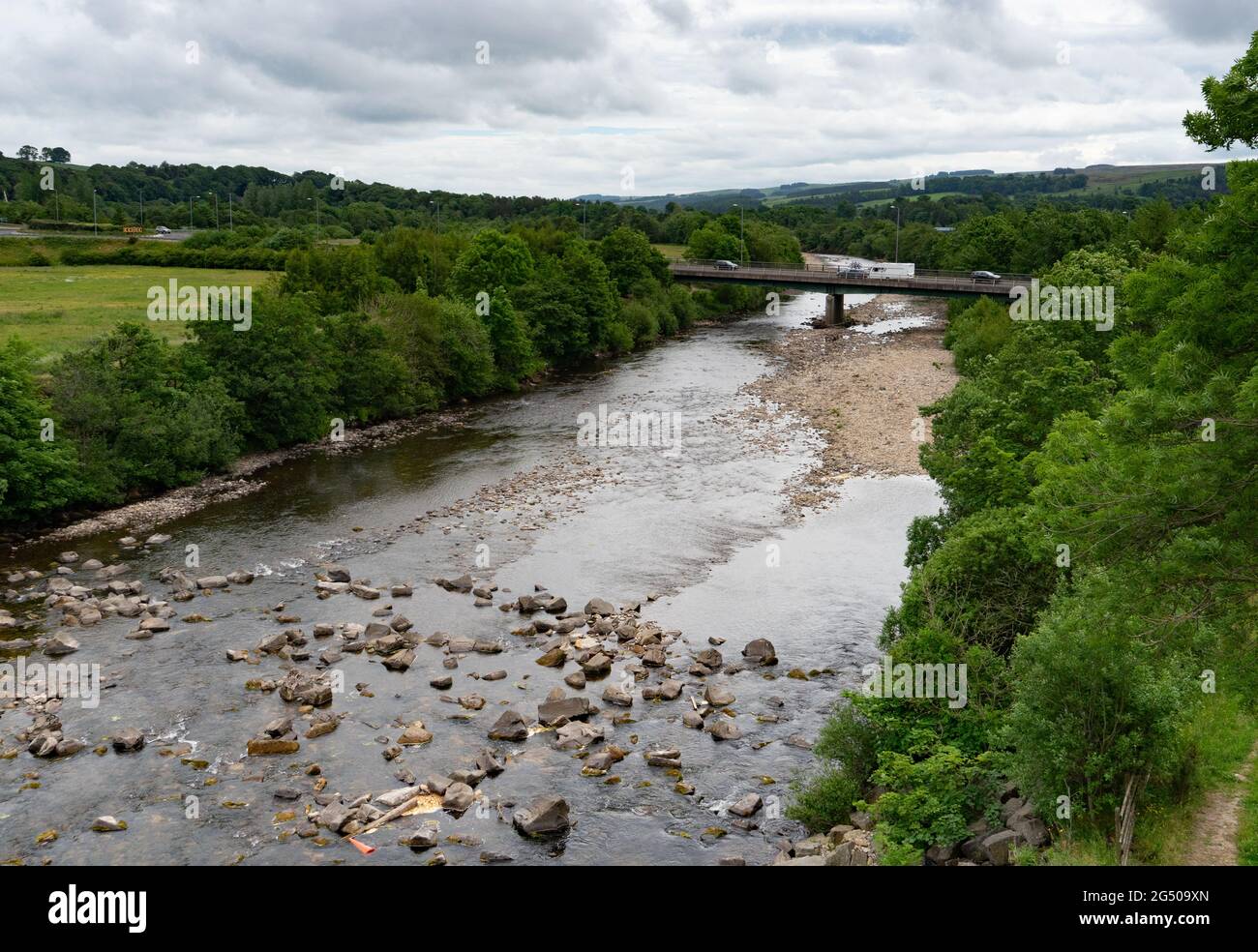 La route principale A69 traverse la rivière Tyne sud à Haltwhistle Banque D'Images