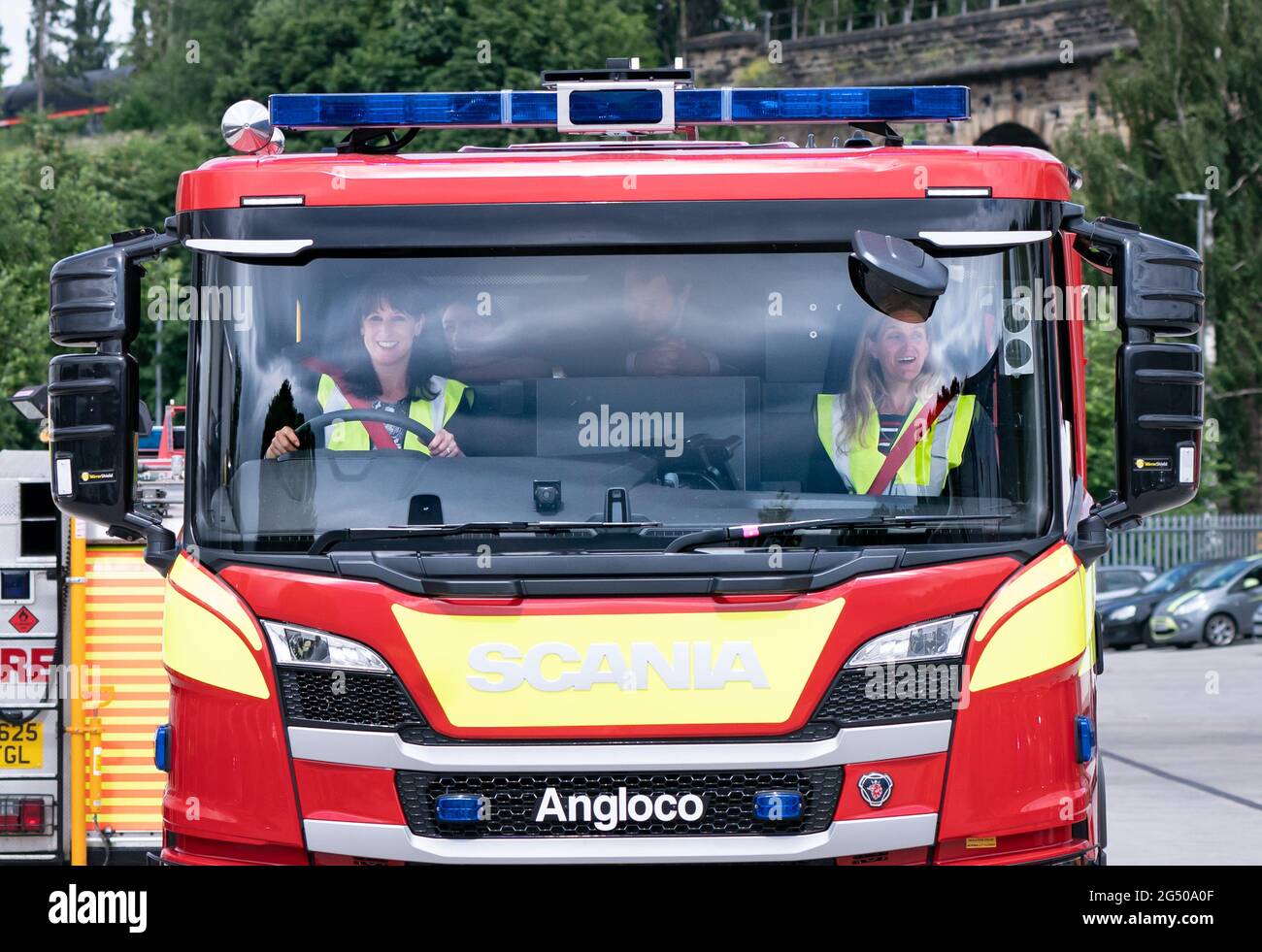 Rachel Reeves, la chancelière fantôme (à gauche), dirige un moteur de tir, avec le candidat du Labour à la Batley et à l'élection partielle de spen, Kim Leadbeater (à droite), lors d'une visite à Angloco, Qui fabrique des moteurs d'incendie et des véhicules de secours utilisés dans tout le pays et dans le monde, alors que sur la piste de campagne avant l'élection partielle du 1er juillet. Date de la photo: Jeudi 24 juin 2021. Banque D'Images