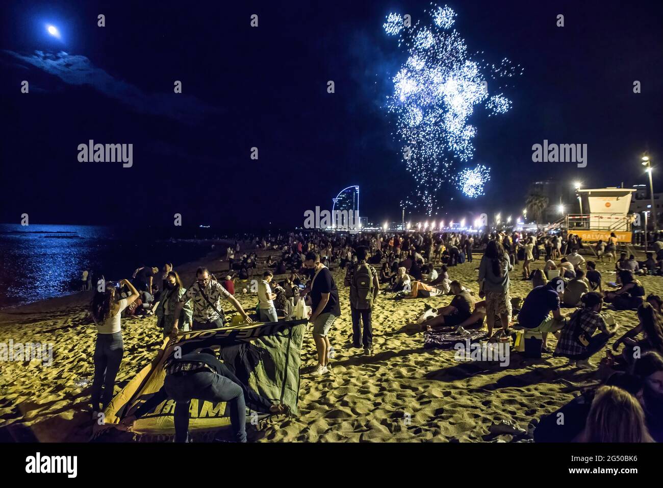 Barcelone, Espagne. 23 juin 2021. Les gens ont vu des feux d'artifice à la plage de Barceloneta. L'un des festivals les plus traditionnels de Catalogne, Saint John's Eve, célébré dans la nuit du 23 au 24 juin, au cours duquel le tir de pétards et de feux d'artifice est traditionnel, est revenu après 2020 n'a pas été autorisé à célébrer la pandémie du coronavirus. (Photo de Thiago Prudencio/SOPA Images/Sipa USA) crédit: SIPA USA/Alay Live News Banque D'Images