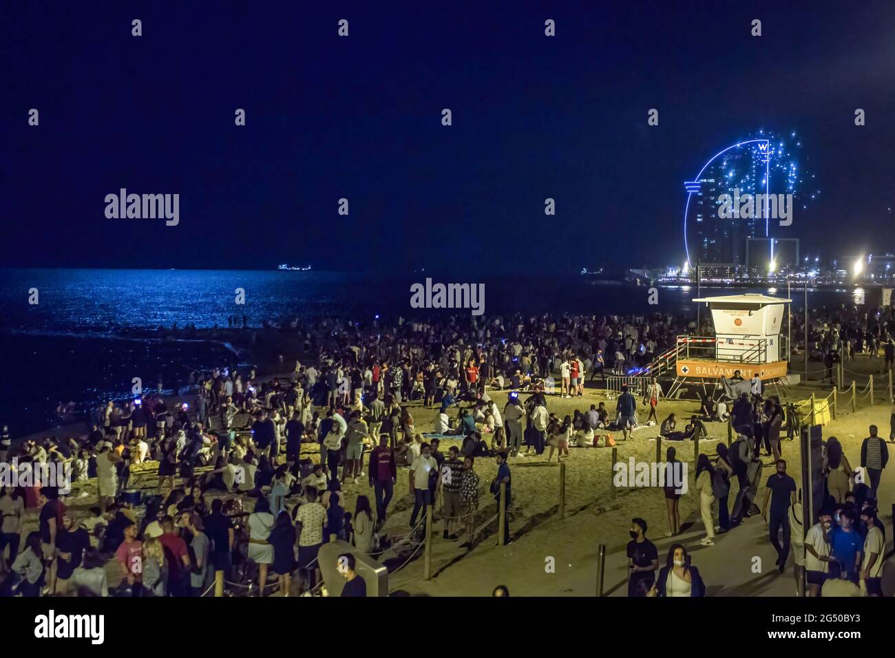 Barcelone, Espagne. 23 juin 2021. Les gens ont vu des feux d'artifice à la plage de Barceloneta. L'un des festivals les plus traditionnels de Catalogne, Saint John's Eve, célébré dans la nuit du 23 au 24 juin, au cours duquel le tir de pétards et de feux d'artifice est traditionnel, est revenu après 2020 n'a pas été autorisé à célébrer la pandémie du coronavirus. Crédit : SOPA Images Limited/Alamy Live News Banque D'Images