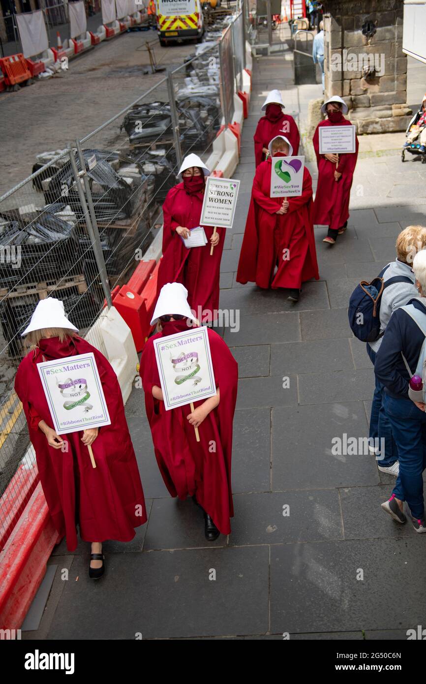 Édimbourg, Écosse, Royaume-Uni. 24 juin 2021. PHOTO : des servidens vus marcher silencieusement à travers Édimbourg sur le chemin du Parlement écossais. Crédit : Colin Fisher/Alay Live News. Banque D'Images