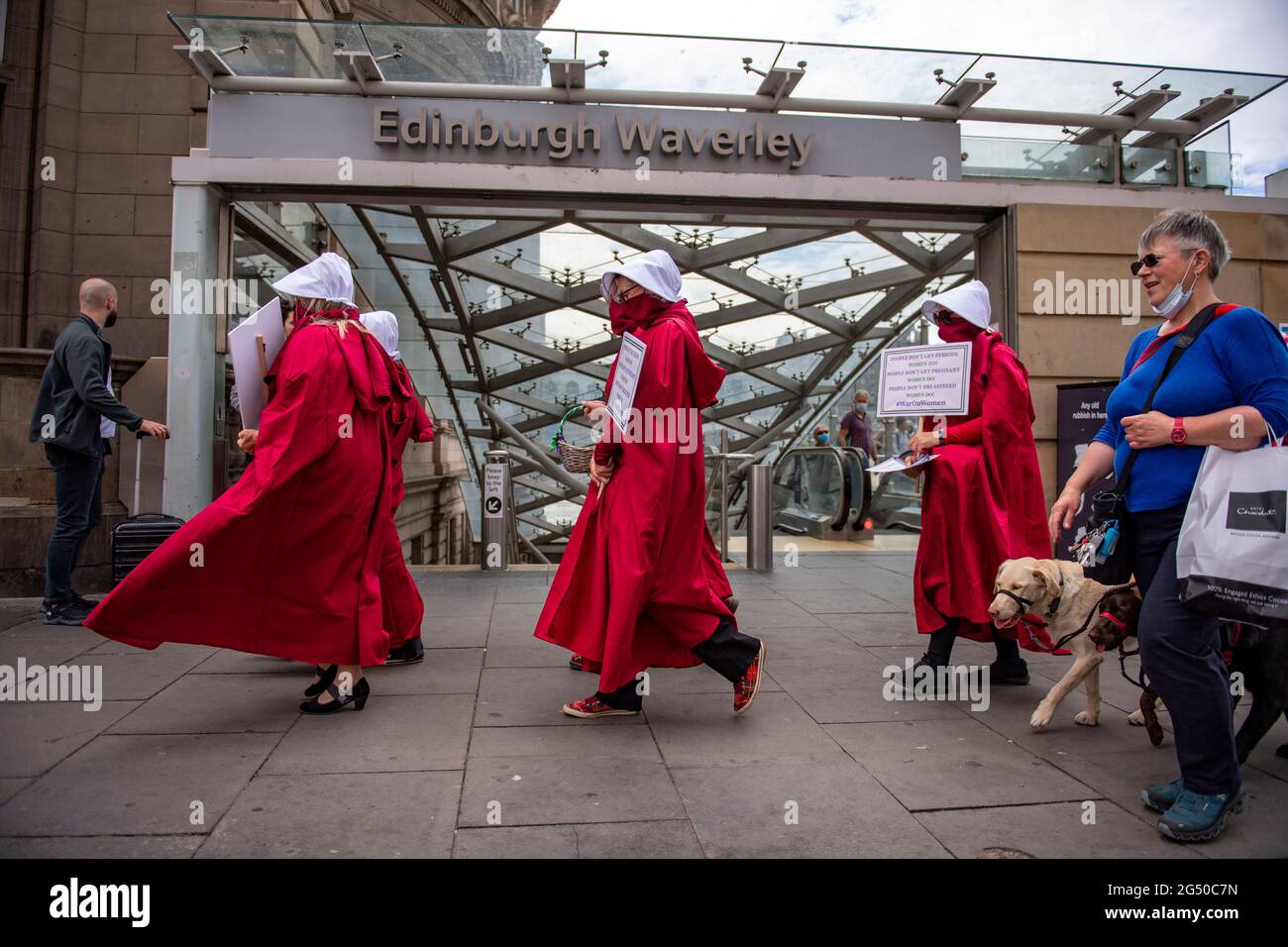 Édimbourg, Écosse, Royaume-Uni. 24 juin 2021. PHOTO : des servidens vus marcher silencieusement à travers Édimbourg sur le chemin du Parlement écossais. Crédit : Colin Fisher/Alay Live News. Banque D'Images