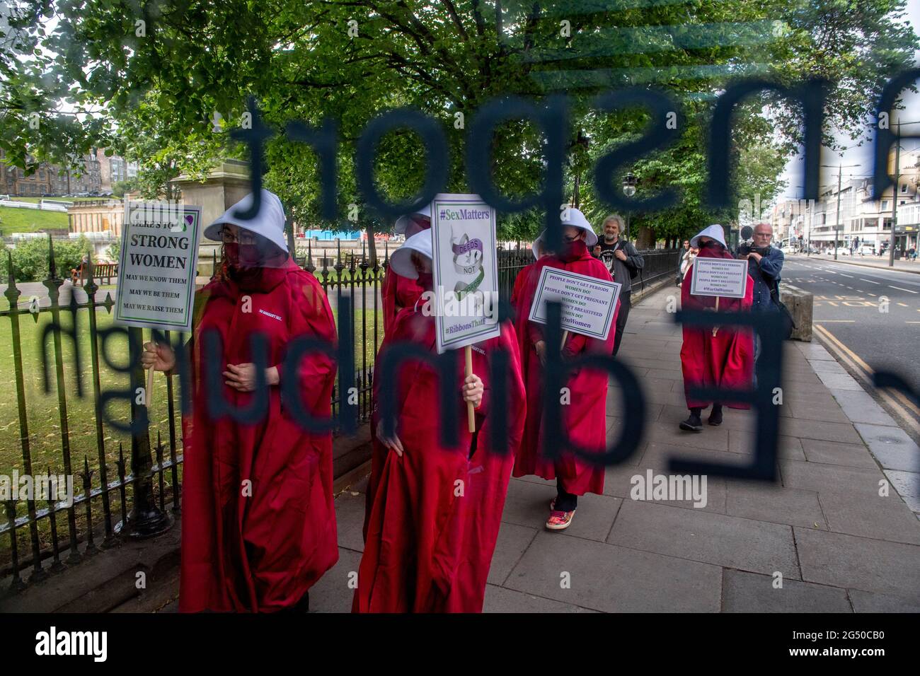 Édimbourg, Écosse, Royaume-Uni. 24 juin 2021. PHOTO : des servidens vus marcher silencieusement à travers Édimbourg sur le chemin du Parlement écossais. Crédit : Colin Fisher/Alay Live News. Banque D'Images