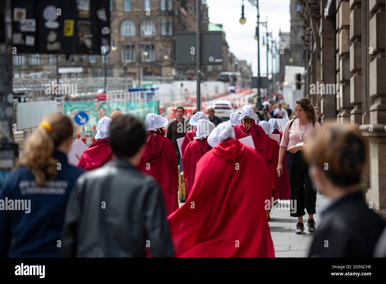 Édimbourg, Écosse, Royaume-Uni. 24 juin 2021. PHOTO : des servidens vus marcher silencieusement à travers Édimbourg sur le chemin du Parlement écossais. Crédit : Colin Fisher/Alay Live News. Banque D'Images