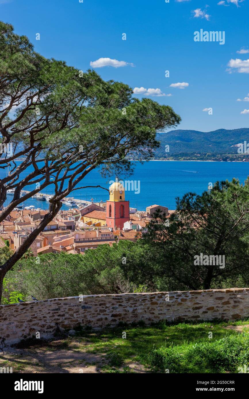 FRANCE. VAR (83) VUE SUR SAINT-TROPEZ DEPUIS LA CITADELLE Banque D'Images