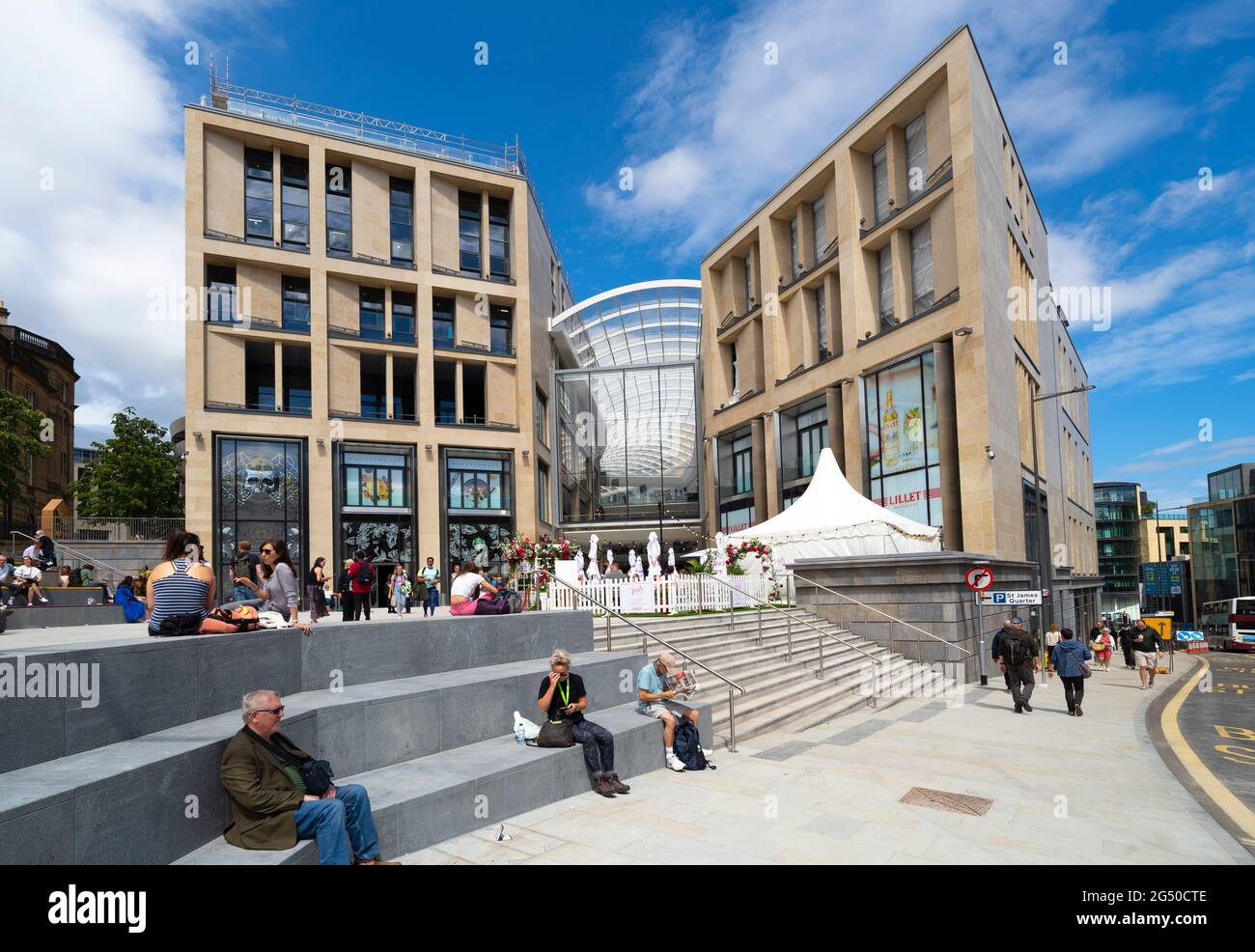 Édimbourg, Écosse, Royaume-Uni. 24 juin 2021. Premières images du nouveau quartier St James qui a ouvert ce matin à Édimbourg. Le grand complexe résidentiel et de détail a remplacé le Centre St James qui a occupé le site pendant de nombreuses années. Pic; membres du public à l'entrée du centre commercial sur Leith Street .Iain Masterton/Alay Live News Banque D'Images