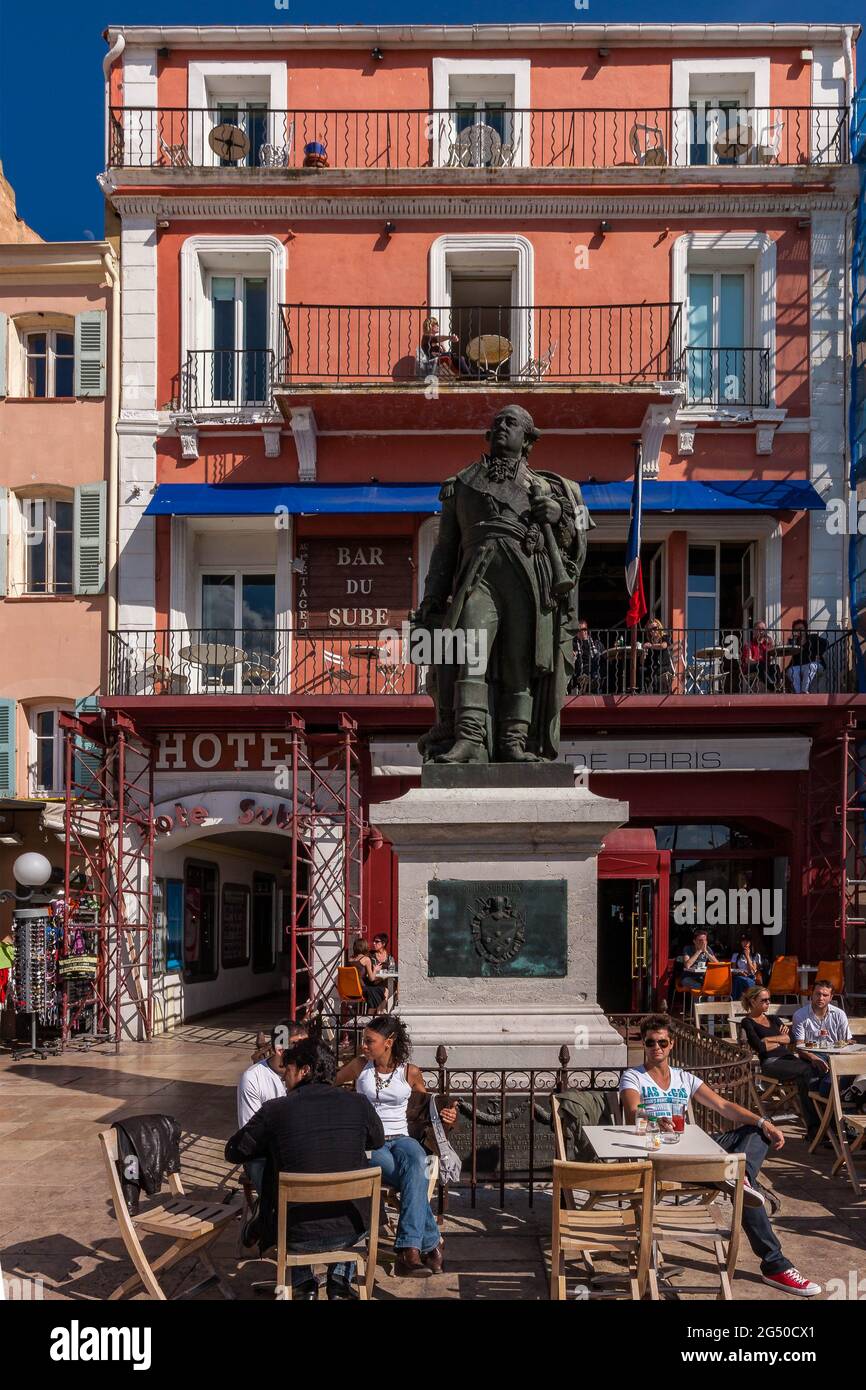 FRANCE. VAR (83) PORT DE SAINT-TROPEZ. STATUE DE BAILLI DE SUFFREN Banque D'Images