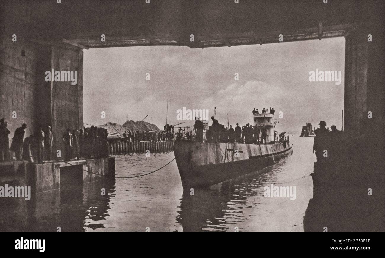 La période de la Seconde Guerre mondiale de la propagande nazie allemande. L'U-boat de la Kriegsmarine allemande retourne à un quai de réparation après un raid dans l'Atlantique. France. Banque D'Images