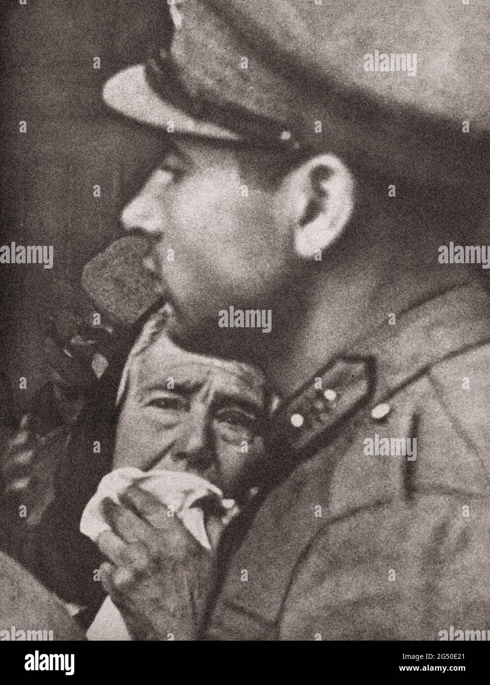 La période de la Seconde Guerre mondiale de la propagande allemande. Mère pleurant voyant à la guerre son fils. Les soldats portugais partent pour les Açores. 1941 Banque D'Images