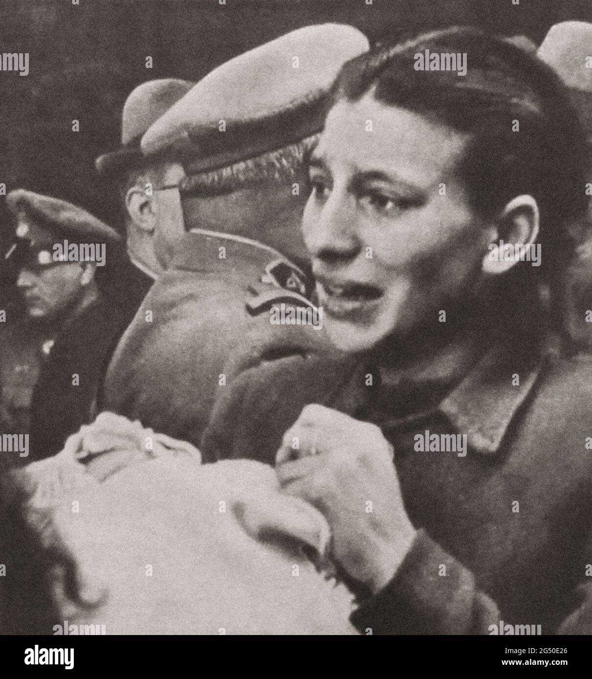 La période de la Seconde Guerre mondiale de la propagande allemande. Les mères et les épouses voient des soldats portugais pour défendre les Açores. Lisbonne, Portugal. 1941 Banque D'Images