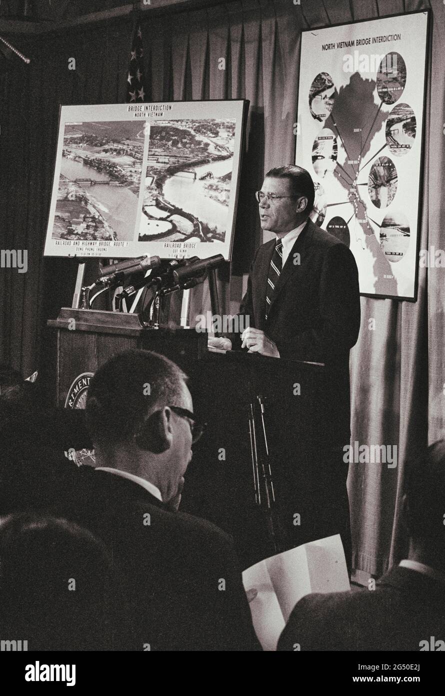 Le secrétaire américain à la Défense Robert McNamara à la conférence de presse sur le début de la guerre du Vietnam. ÉTATS-UNIS. 26 avril 1965 Banque D'Images