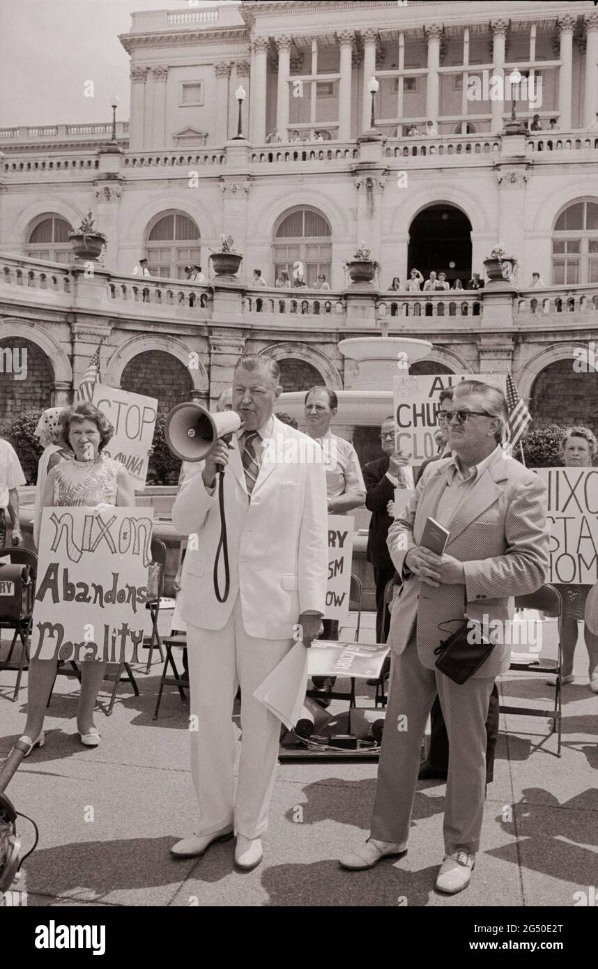 Photo d'époque de Carl McIntyre, qui organise un rassemblement sur Capitol Hill pour protester contre la visite en Chine Rouge. ÉTATS-UNIS. 21 juillet 1971 Carl Curtis McIntyre, Jr. (1906 – 20 Banque D'Images
