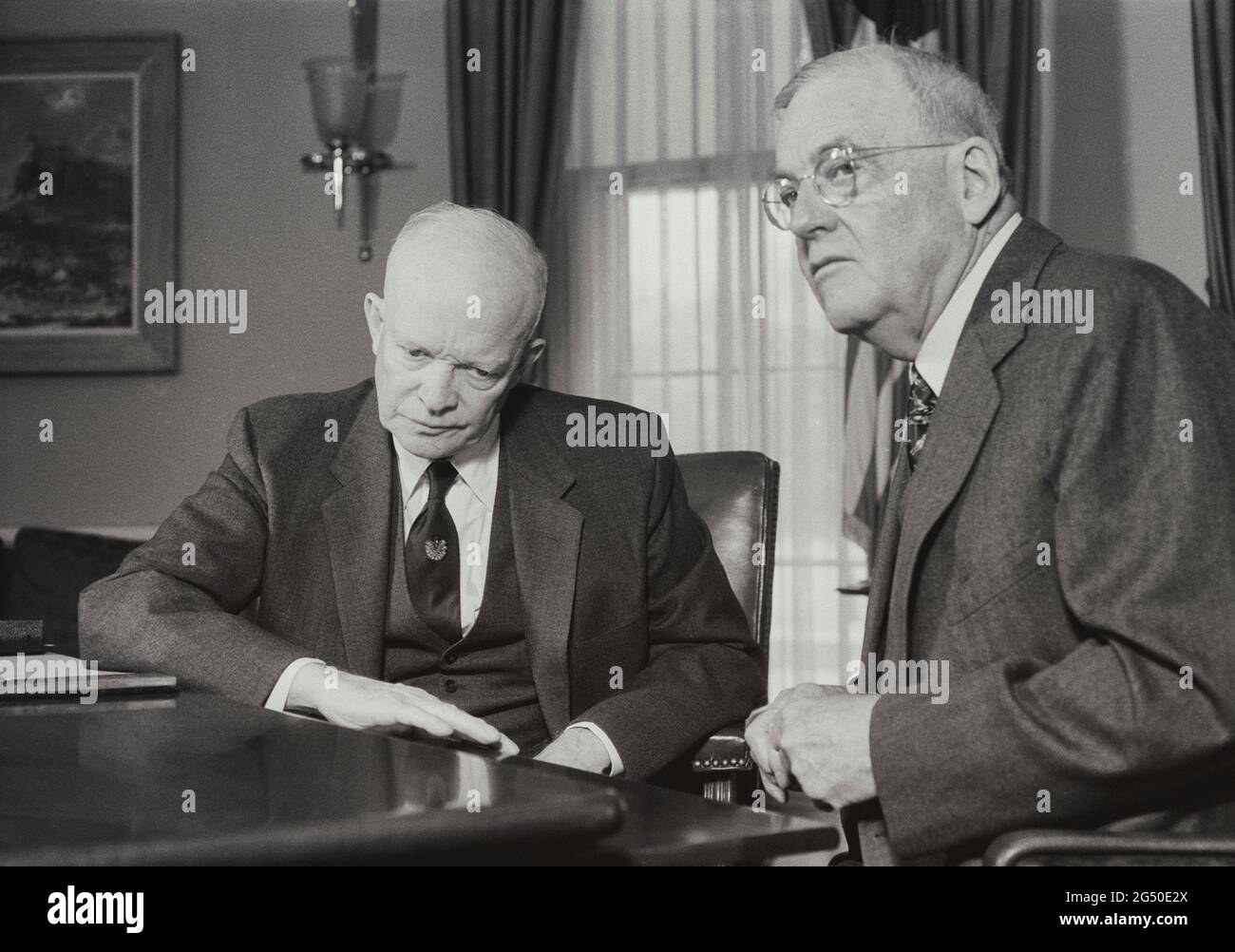 IKE (Dwight D. Eisenhower) et Dulles (John Foster Dulles, 52e secrétaire d'État des États-Unis) au bureau d'Ike. 11 décembre 1957 Banque D'Images