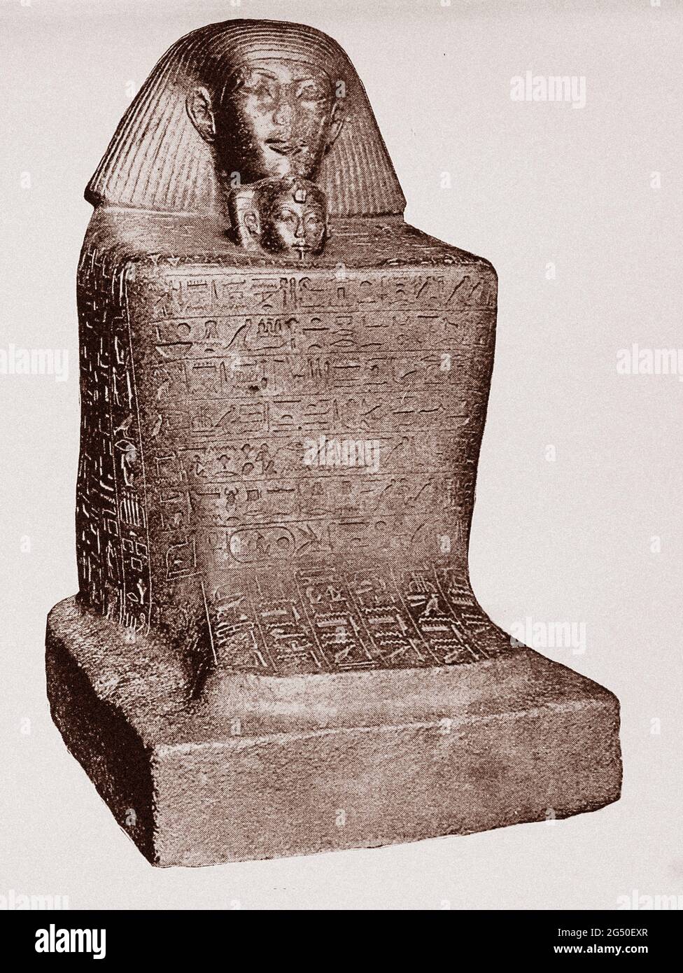 Égypte ancienne. L'Empire. Statue assise de Senmut, le favori de Hatshepsut. 1912 il tient la fille naissante de la reine, Nefrure, entre son kne Banque D'Images