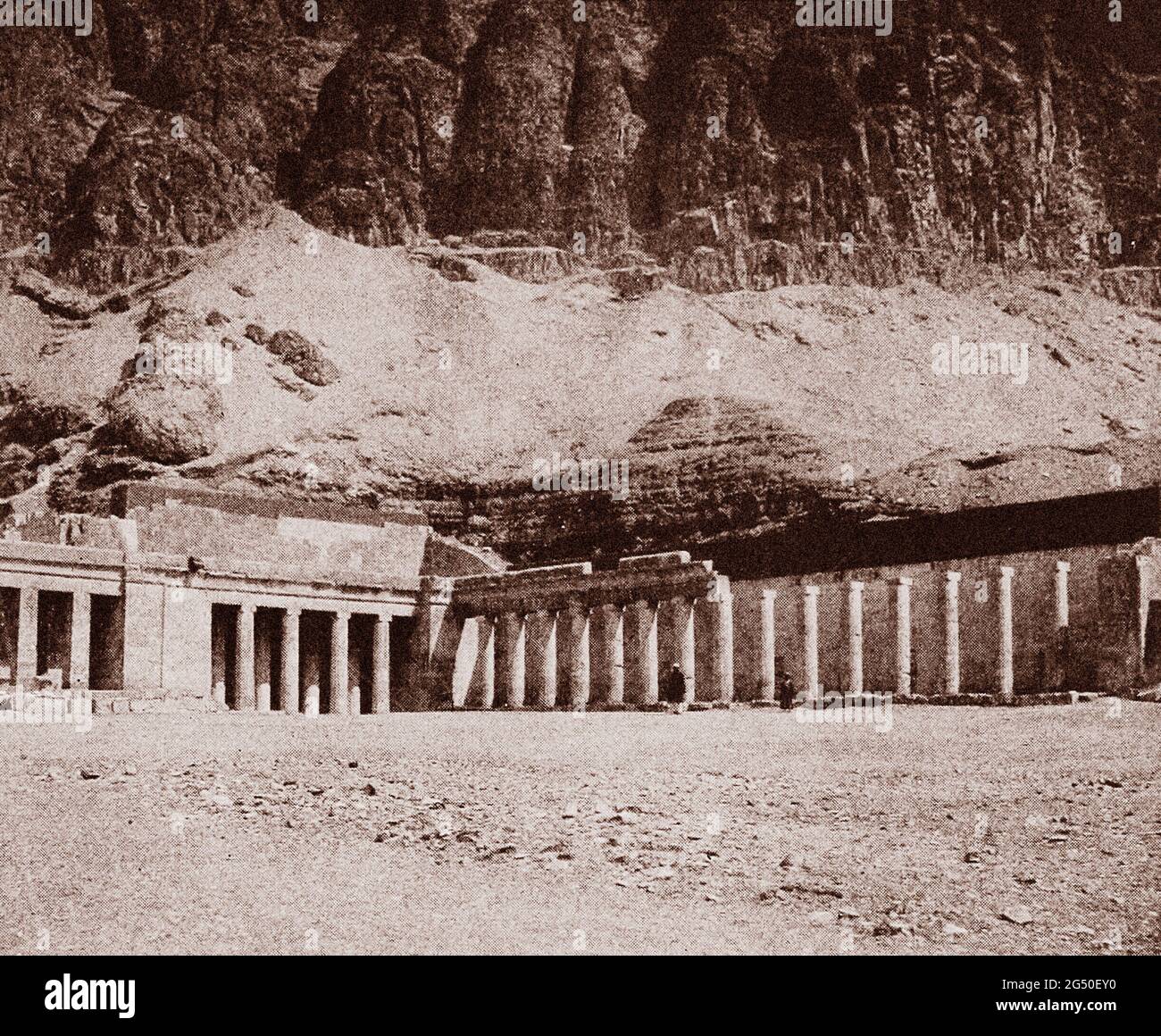 Égypte ancienne. L'Empire. 1912 colonnades du Nord sur la terrasse centrale du temple en terrasse de Der El-Bahri, Thèbes, Hatshepsut Banque D'Images