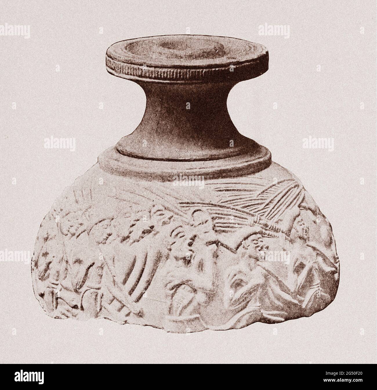 Égypte ancienne. L'Empire. Fragment de vase en pierre sculpté trouvé en Crète. 1912 au milieu d'une procession festale, un prêtre égyptien, avec surélevés Banque D'Images