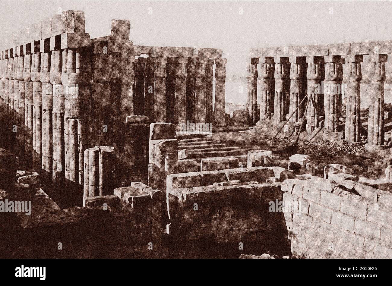 Égypte ancienne. Période Empire. La cour d'Amenhotep III de colonnes de bourgeon de papyrus en grappes. Temple de Louxor. 1912 Banque D'Images